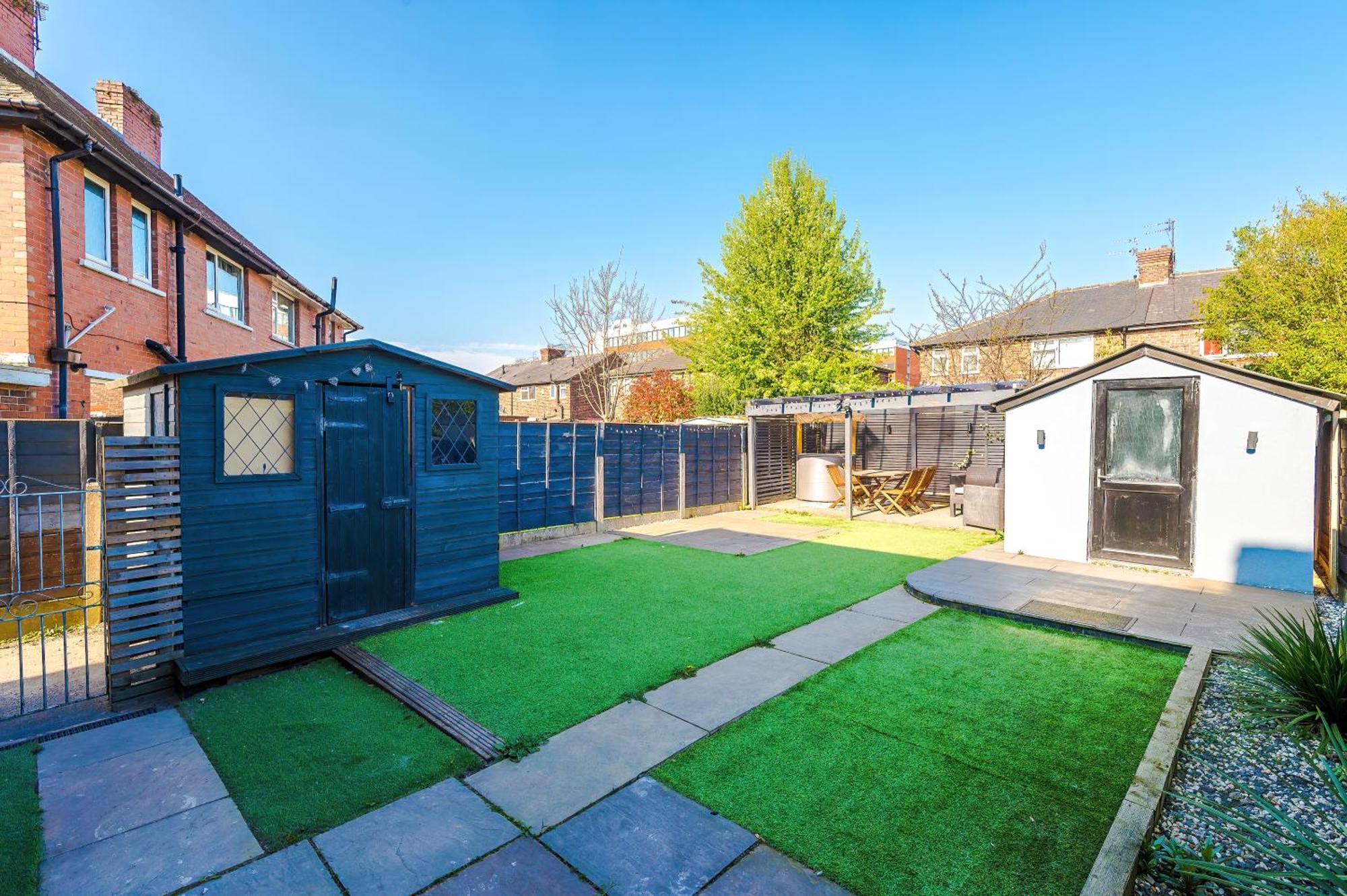 Stunning 3 Bedroom In Stretford, Game Room, Summer House, Smart Tv, Driveway *