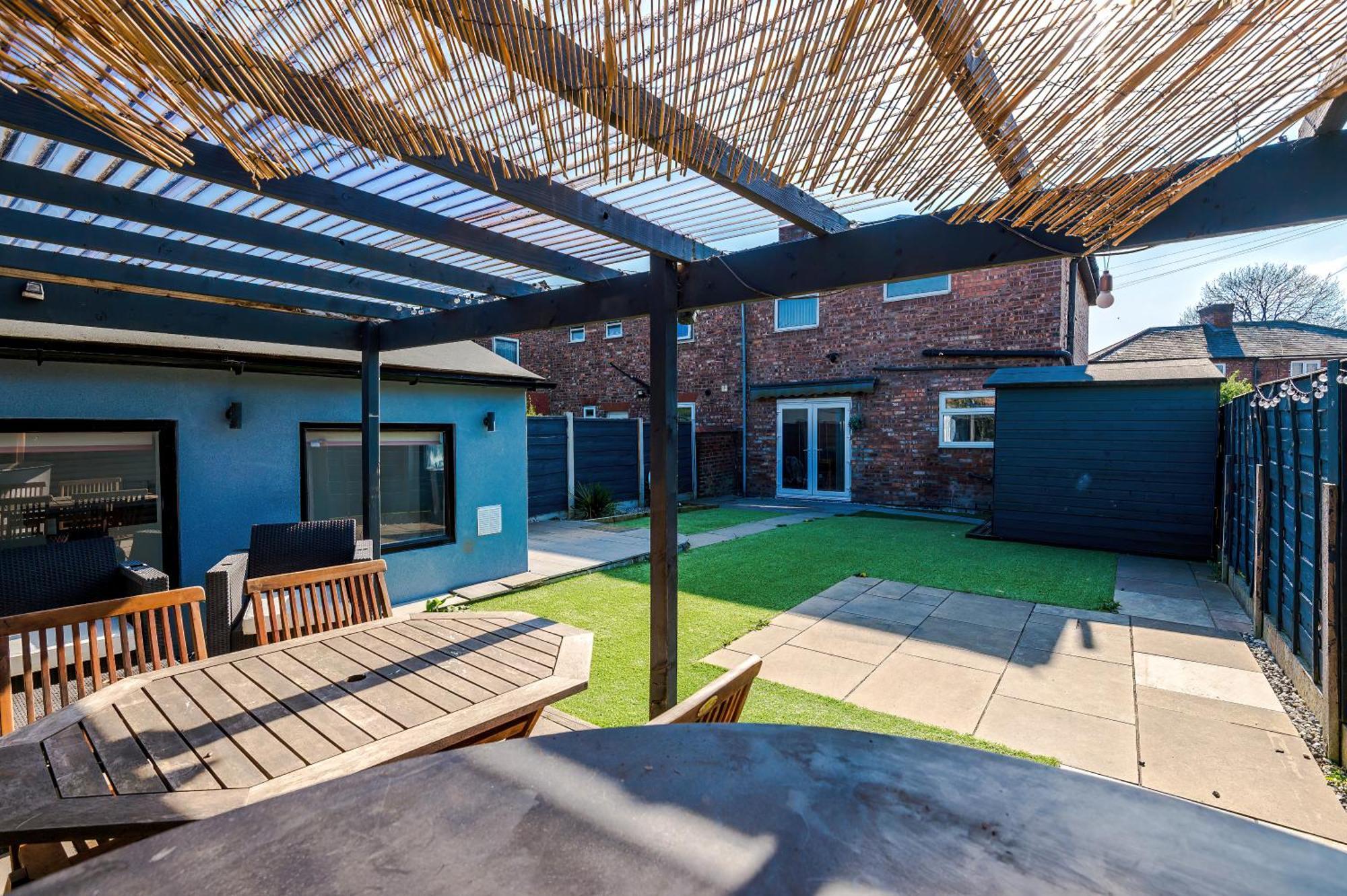 Stunning 3 Bedroom In Stretford, Game Room, Summer House, Smart Tv, Driveway * Manchester