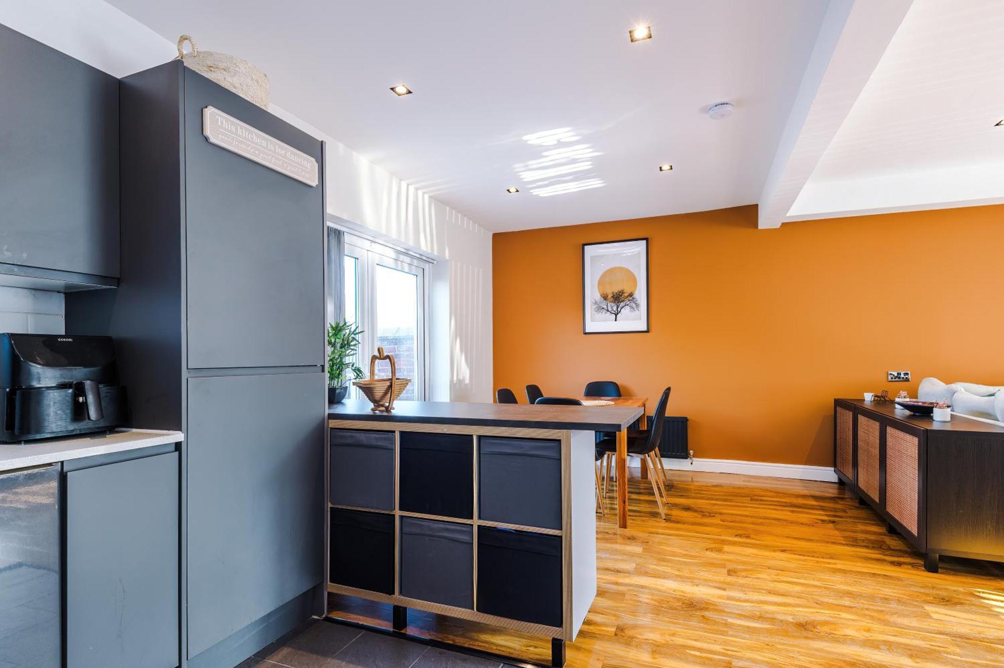 Stunning 3 Bedroom In Stretford, Game Room, Summer House, Smart Tv, Driveway Manchester