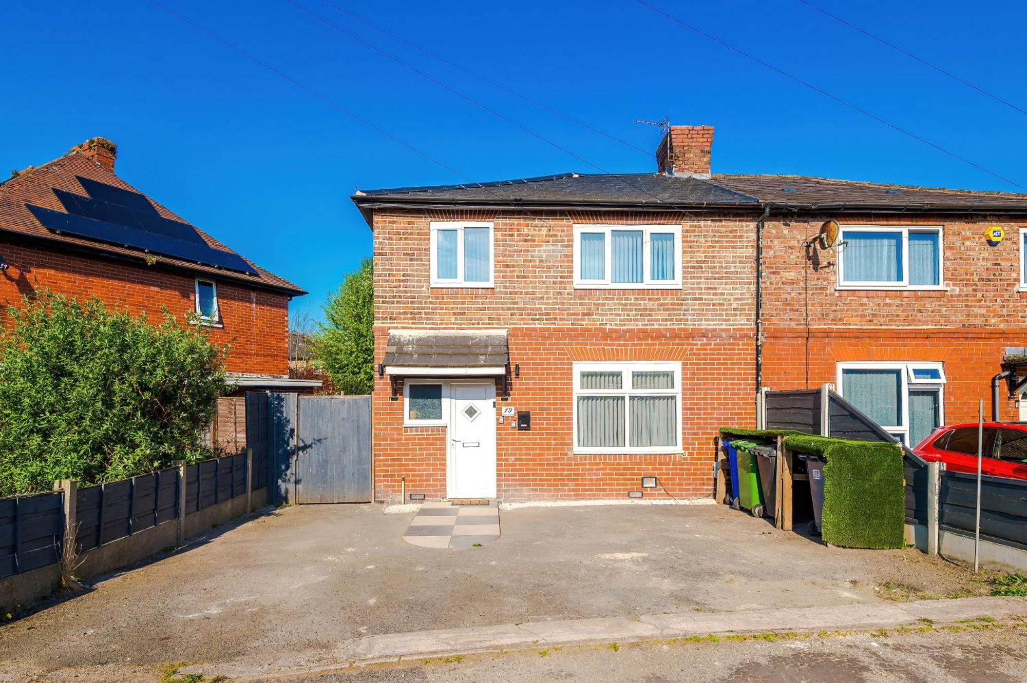 Stunning 3 Bedroom In Stretford, Game Room, Summer House, Smart Tv, Driveway * Manchester