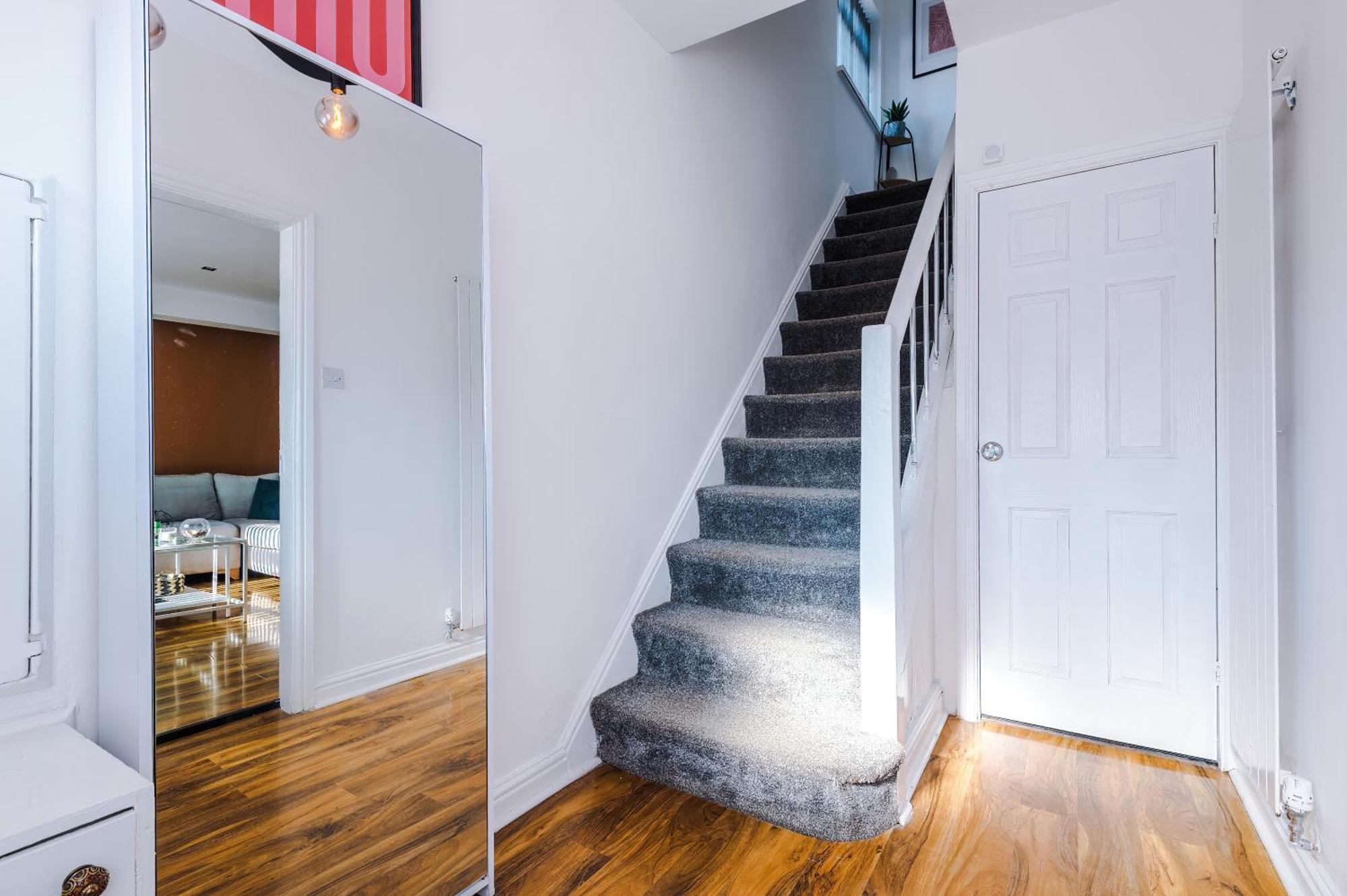 Stunning 3 Bedroom In Stretford, Game Room, Summer House, Smart Tv, Driveway Apartment Manchester