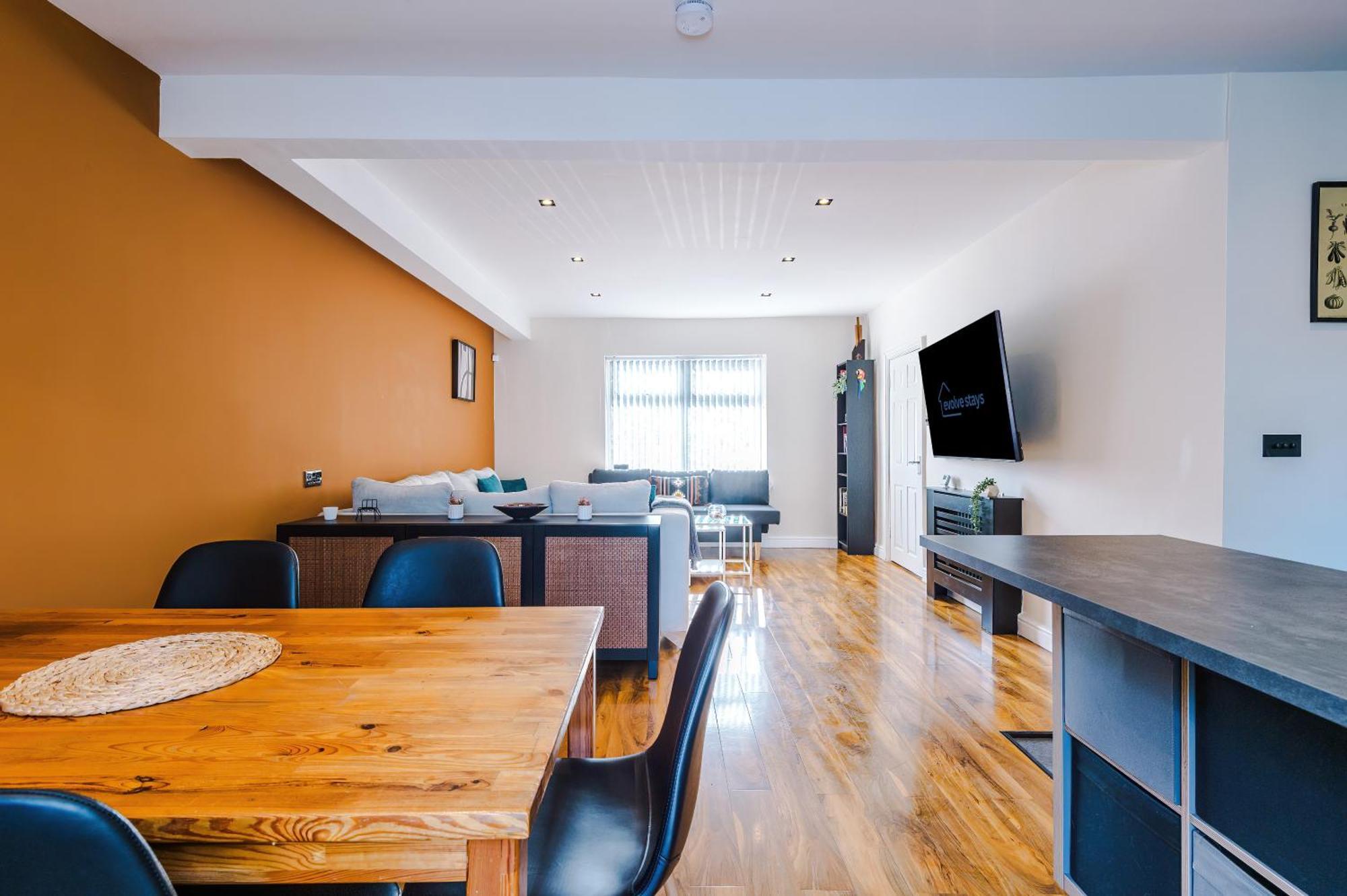 Stunning 3 Bedroom In Stretford, Game Room, Summer House, Smart Tv, Driveway Manchester