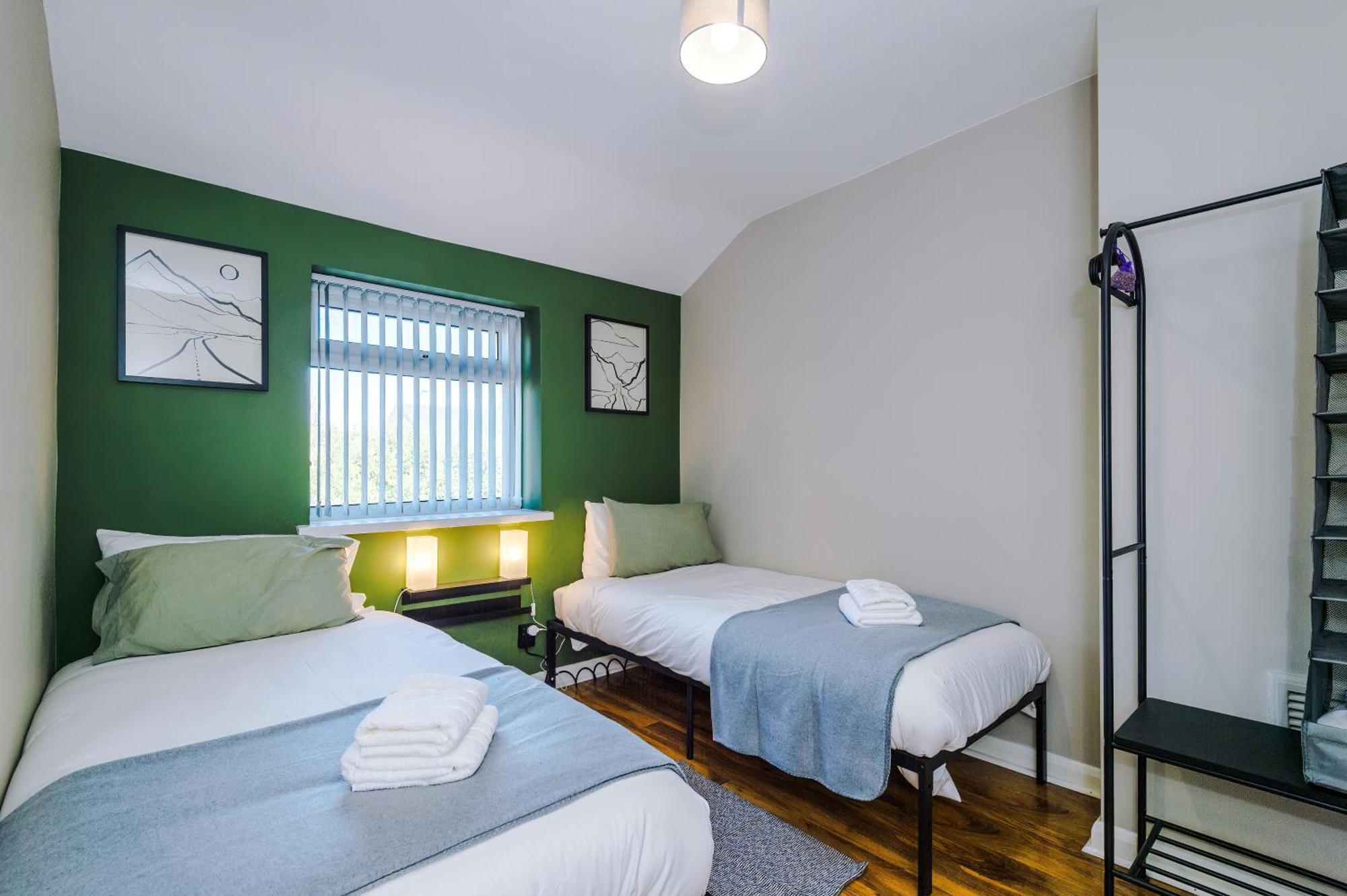 Stunning 3 Bedroom In Stretford, Game Room, Summer House, Smart Tv, Driveway * Manchester