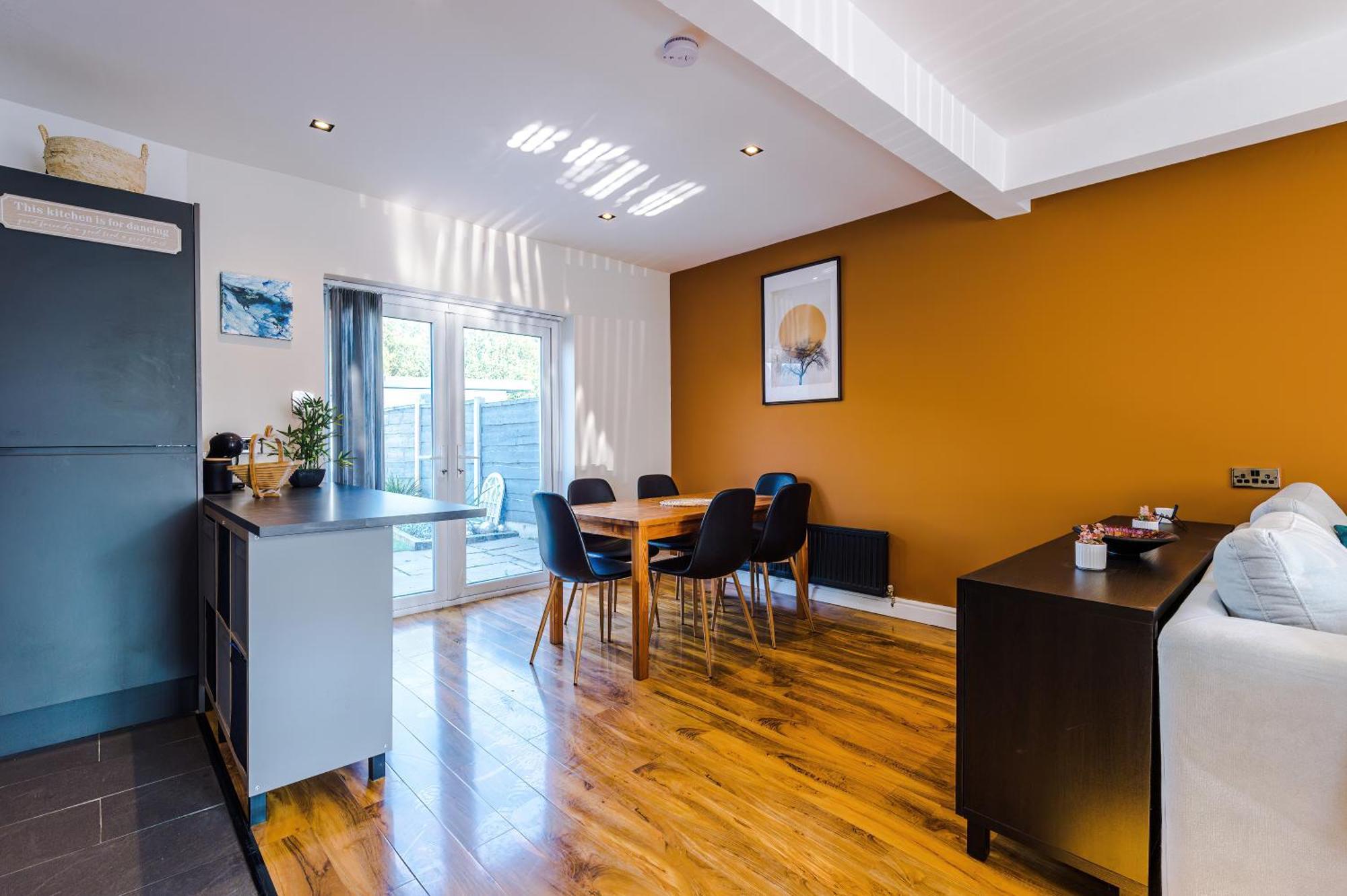 Stunning 3 Bedroom In Stretford, Game Room, Summer House, Smart Tv, Driveway Apartment *