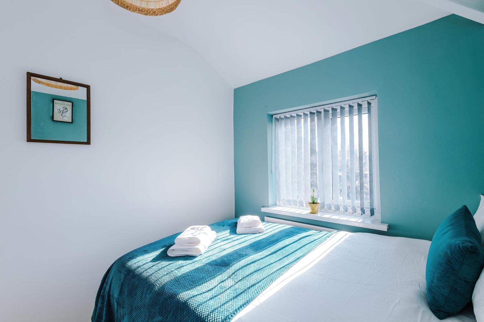 Stunning 3 Bedroom In Stretford, Game Room, Summer House, Smart Tv, Driveway * Manchester