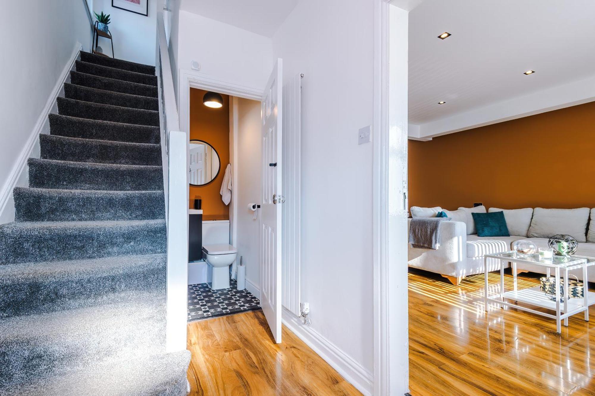 Stunning 3 Bedroom In Stretford, Game Room, Summer House, Smart Tv, Driveway Apartment