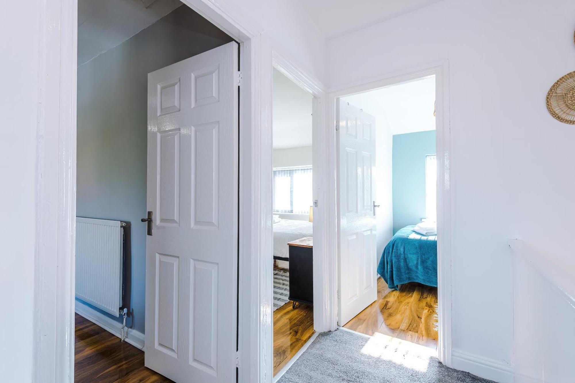 Stunning 3 Bedroom In Stretford, Game Room, Summer House, Smart Tv, Driveway Apartment *