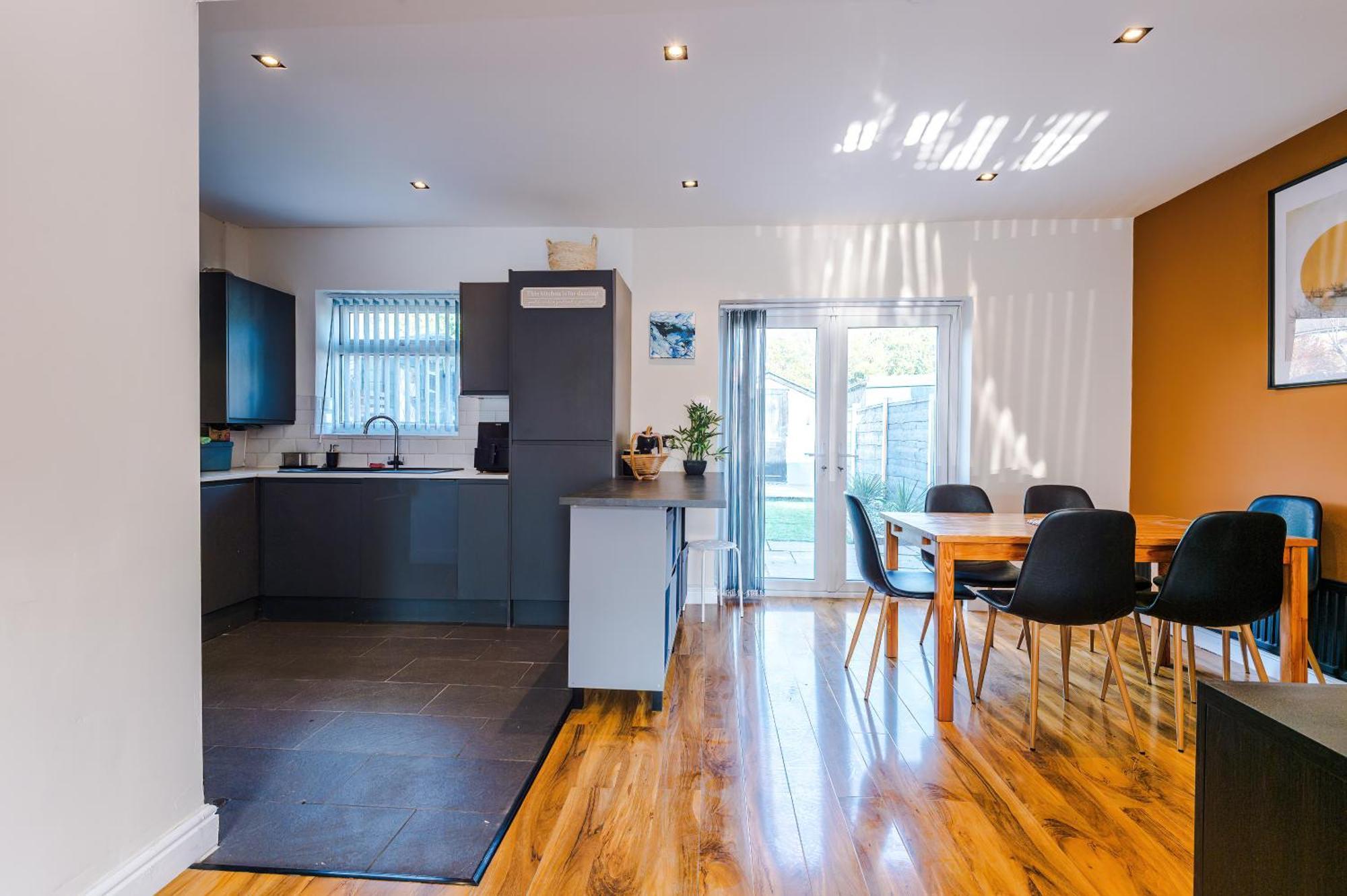 Stunning 3 Bedroom In Stretford, Game Room, Summer House, Smart Tv, Driveway