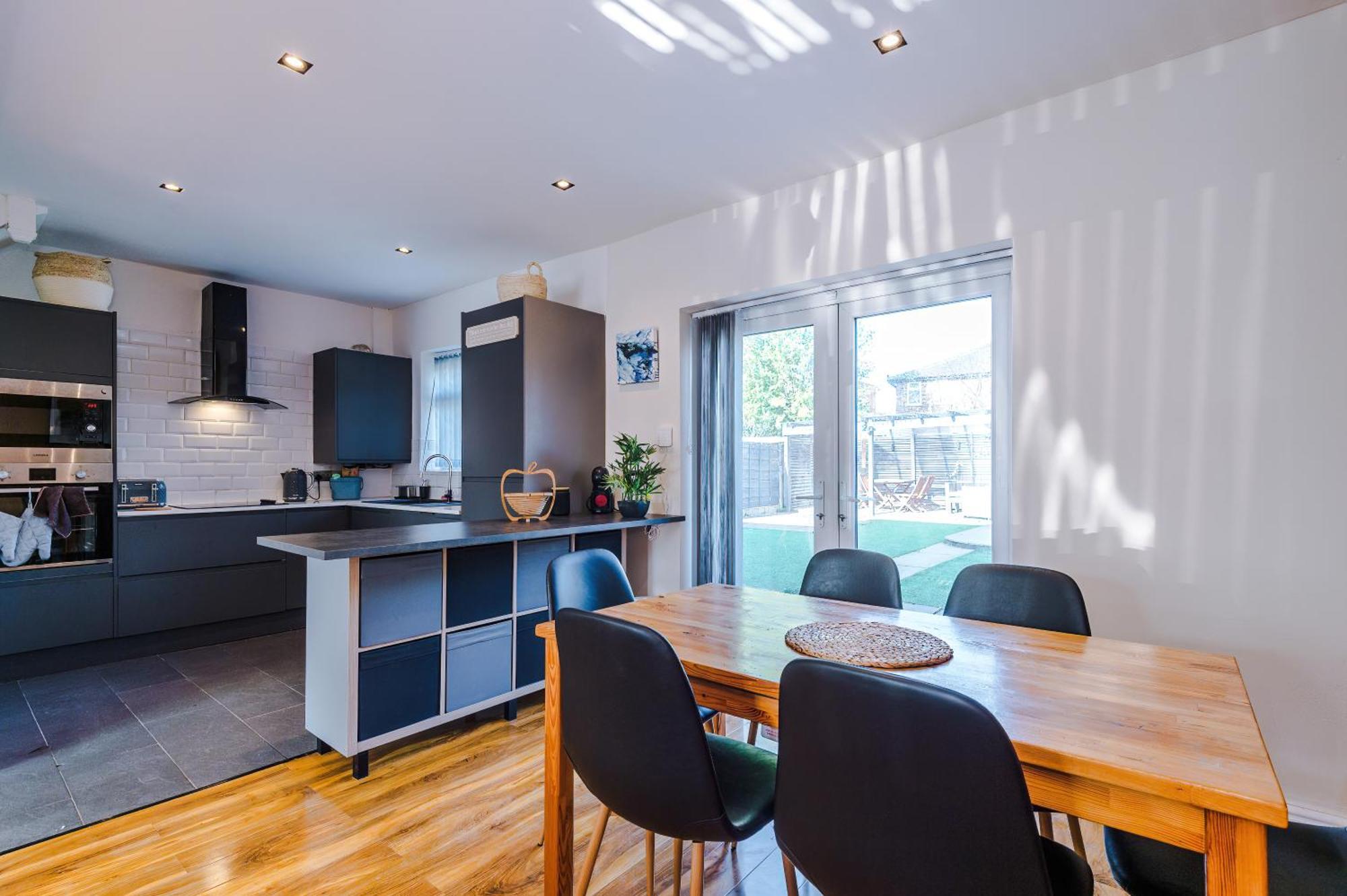 Stunning 3 Bedroom In Stretford, Game Room, Summer House, Smart Tv, Driveway Apartment
