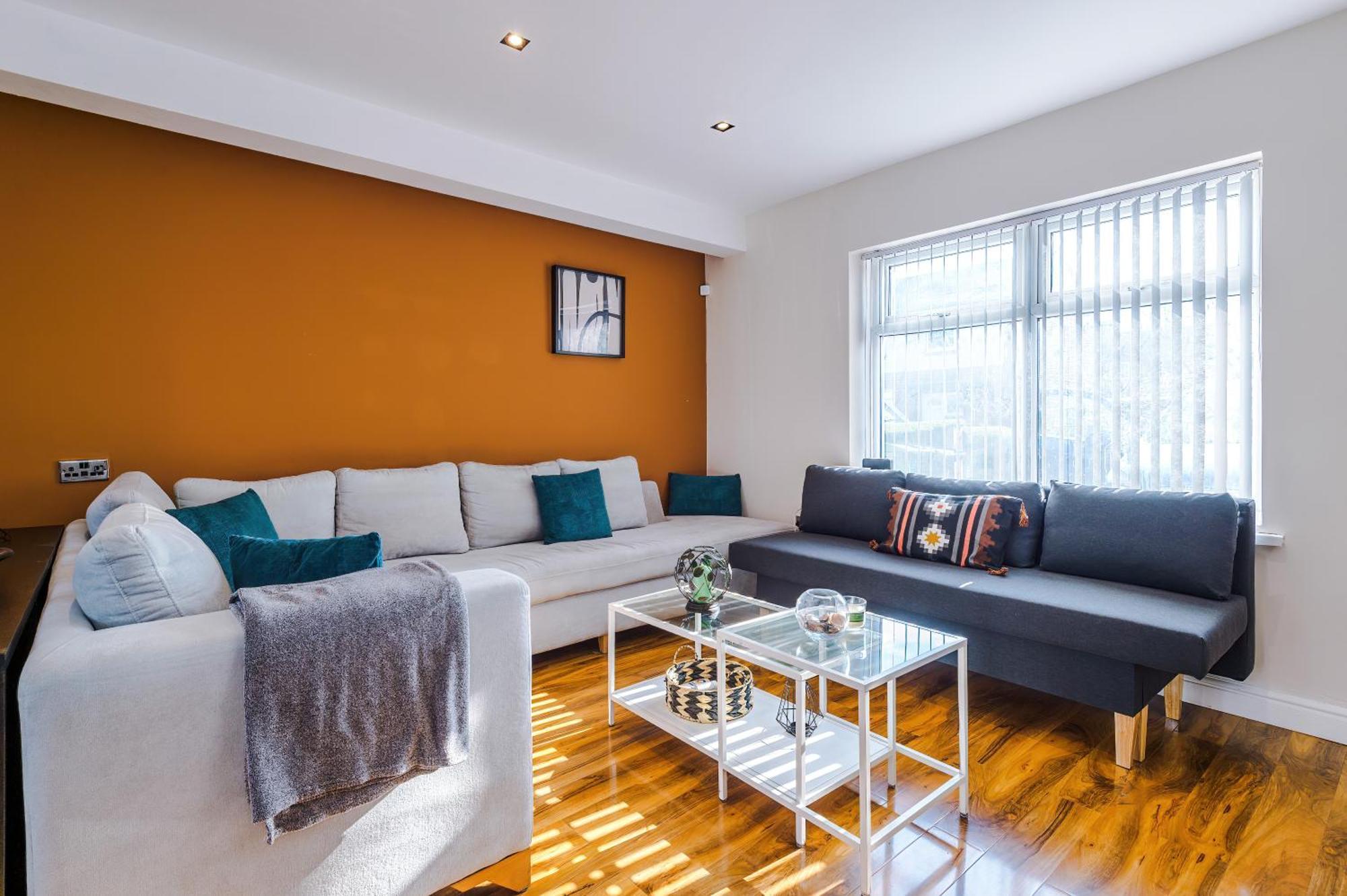 Stunning 3 Bedroom In Stretford, Game Room, Summer House, Smart Tv, Driveway Apartment Manchester