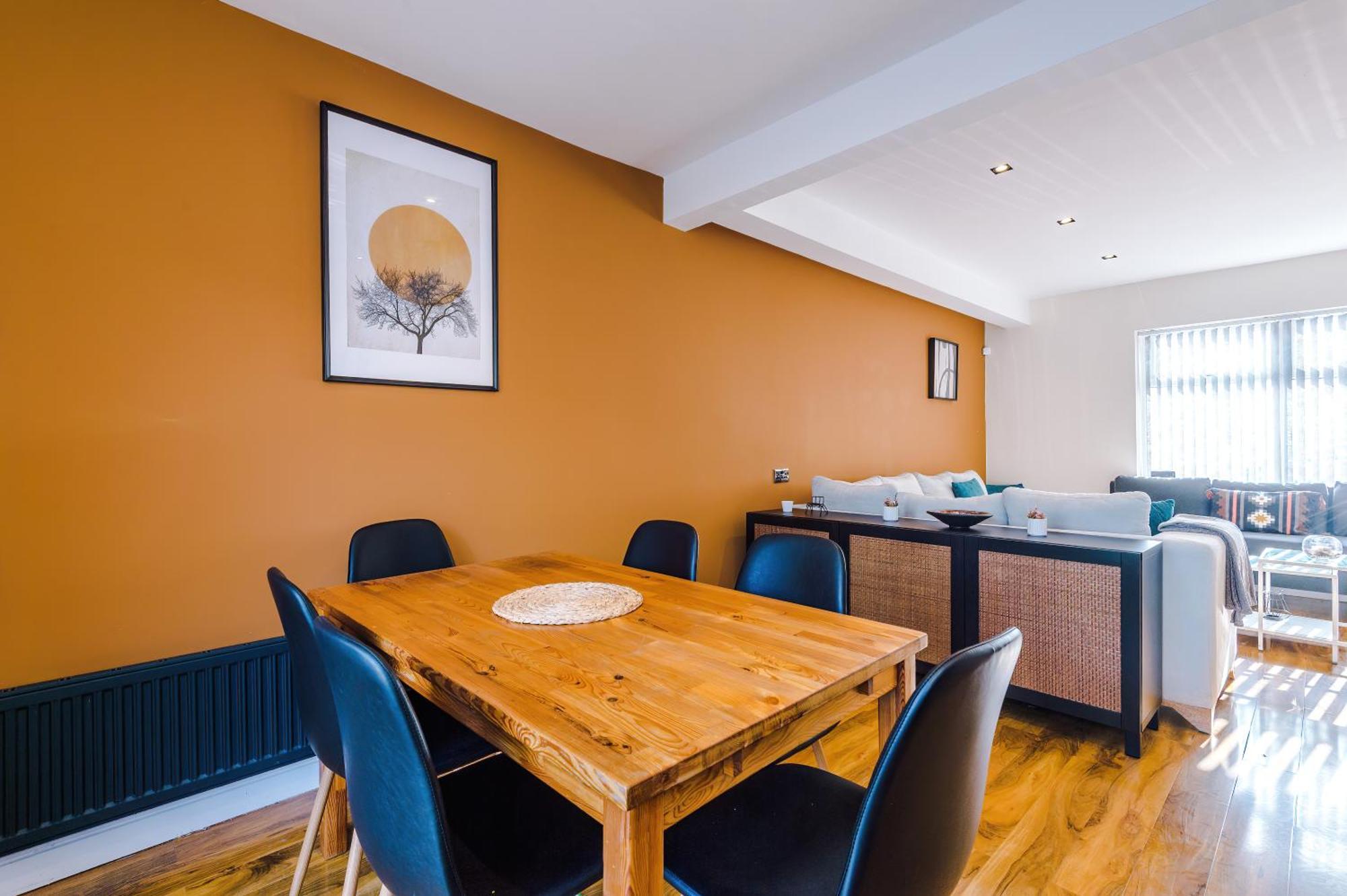 Apartment Stunning 3 Bedroom In Stretford, Game Room, Summer House, Smart Tv, Driveway