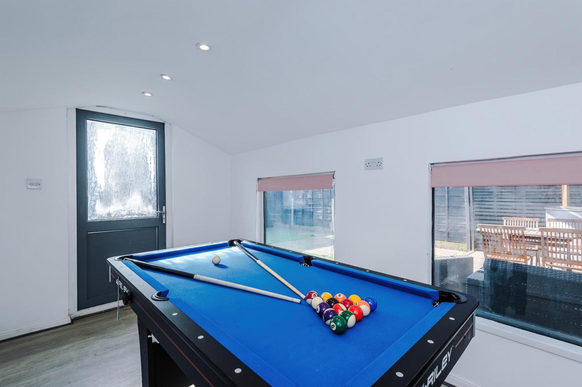 Stunning 3 Bedroom In Stretford, Game Room, Summer House, Smart Tv, Driveway Apartment *