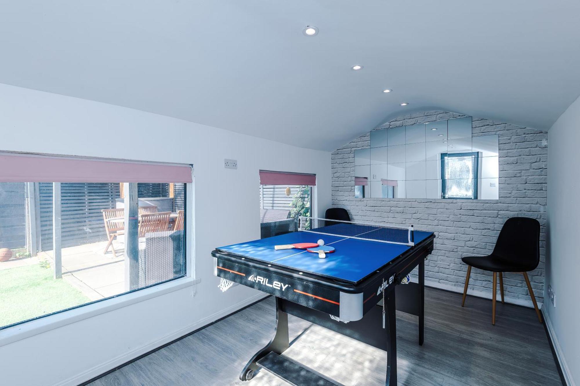 Stunning 3 Bedroom In Stretford, Game Room, Summer House, Smart Tv, Driveway Apartment Manchester