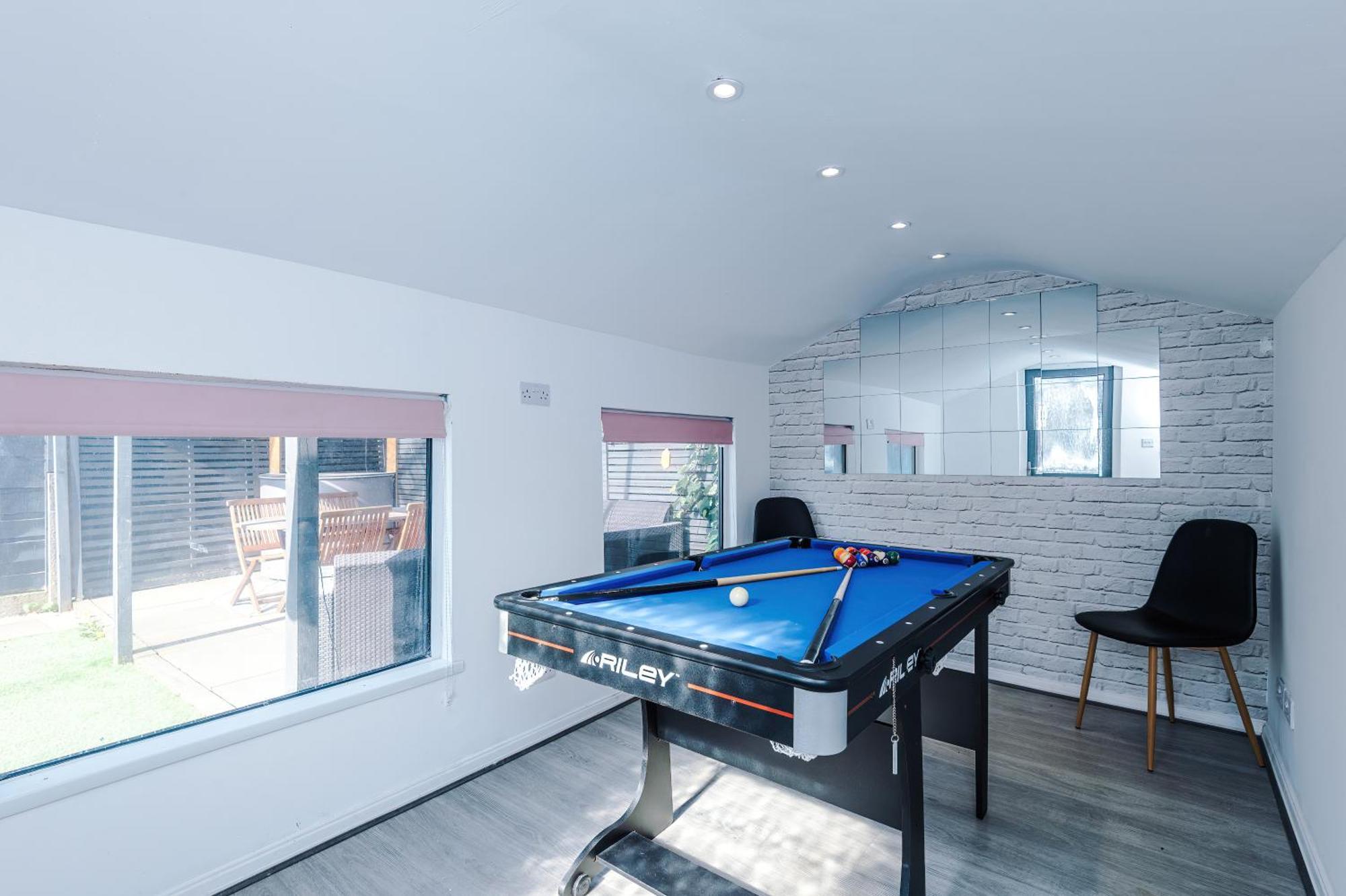 Stunning 3 Bedroom In Stretford, Game Room, Summer House, Smart Tv, Driveway *