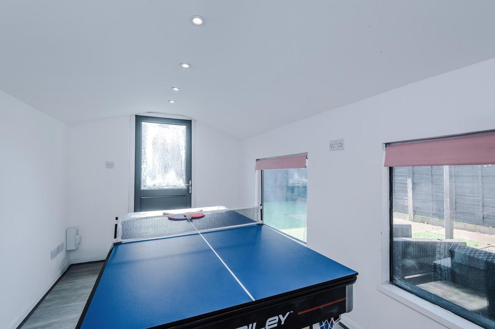 Stunning 3 Bedroom In Stretford, Game Room, Summer House, Smart Tv, Driveway * Manchester