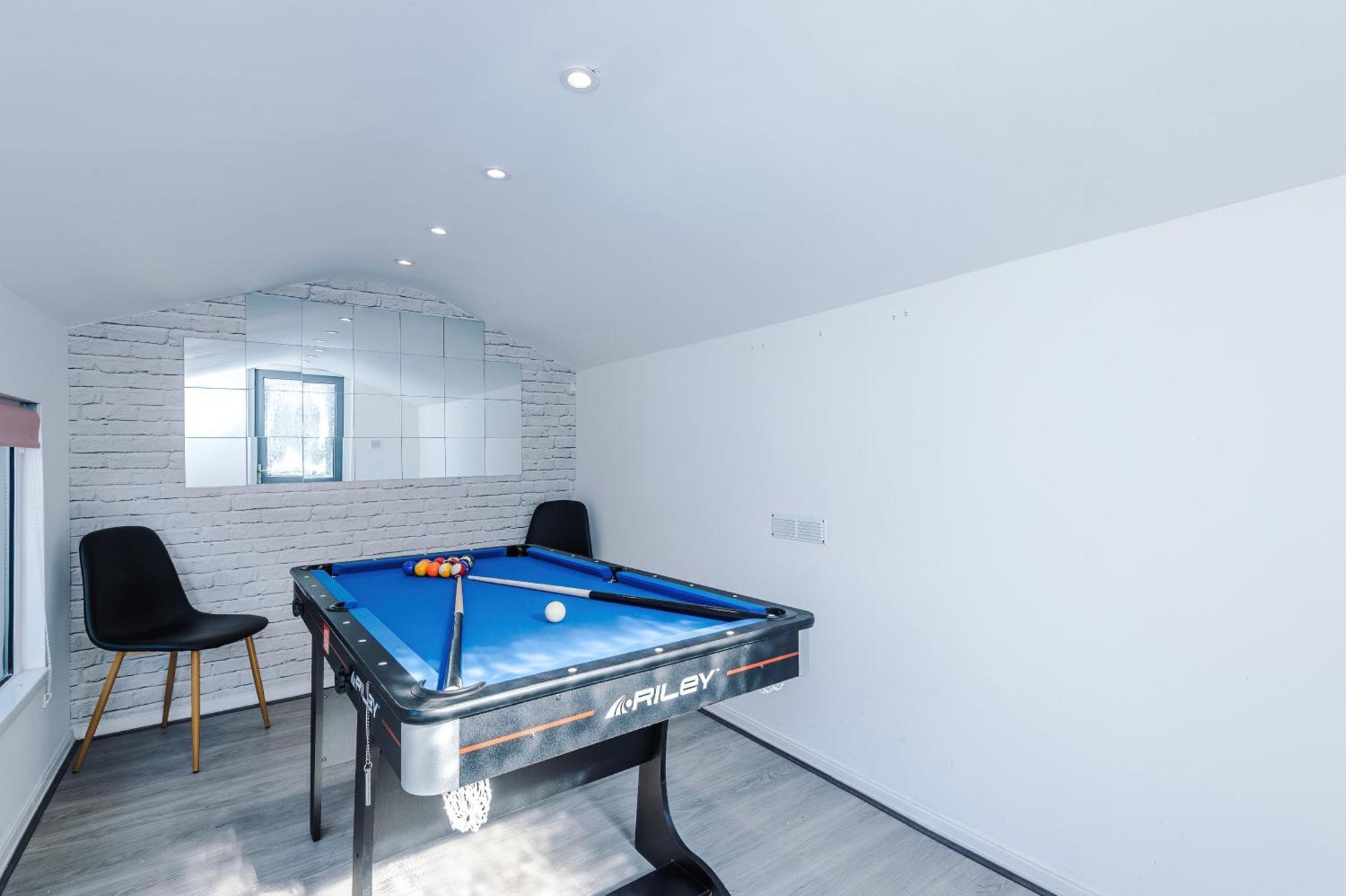 Stunning 3 Bedroom In Stretford, Game Room, Summer House, Smart Tv, Driveway Apartment