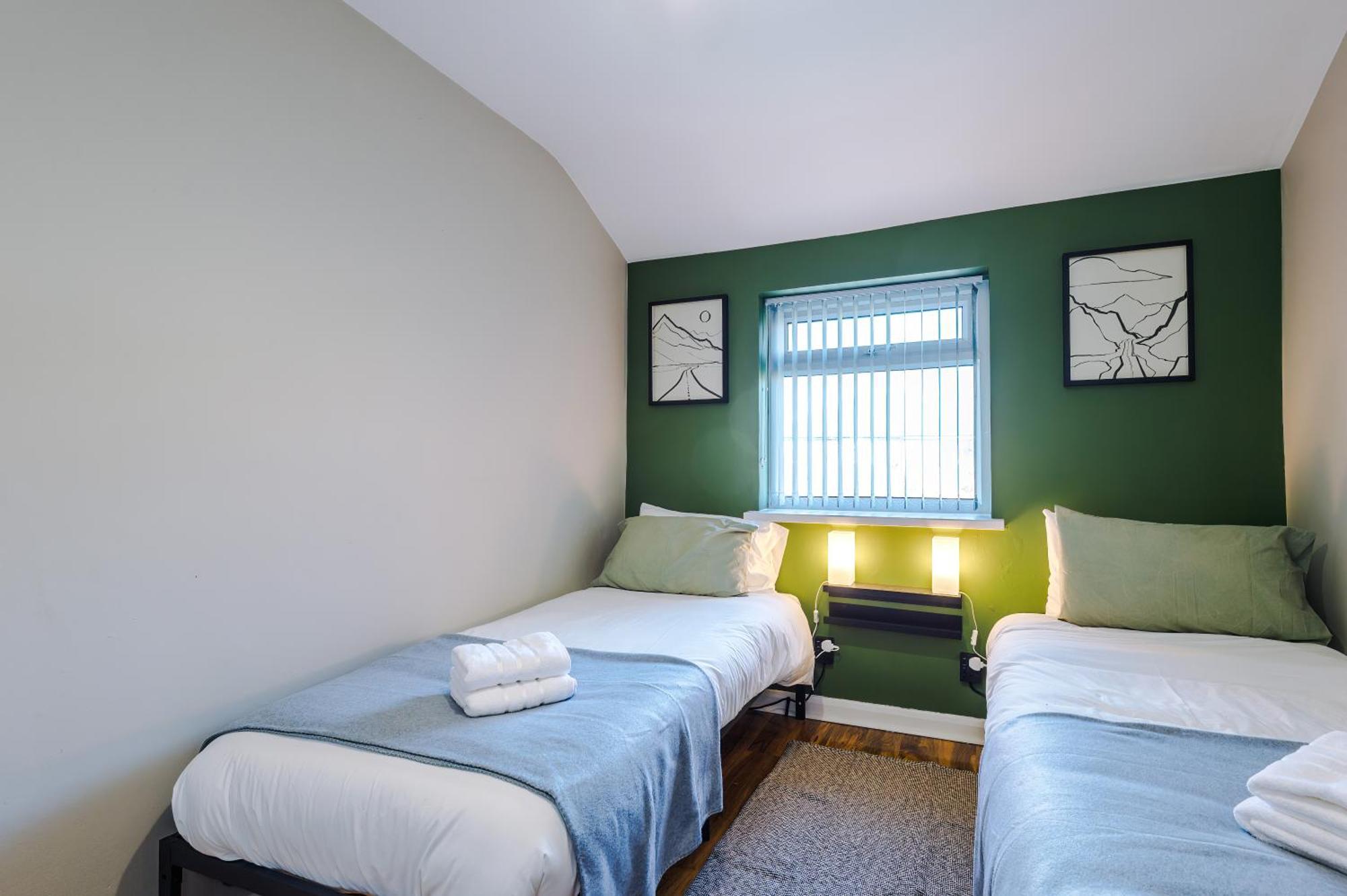 Apartment Stunning 3 Bedroom In Stretford, Game Room, Summer House, Smart Tv, Driveway