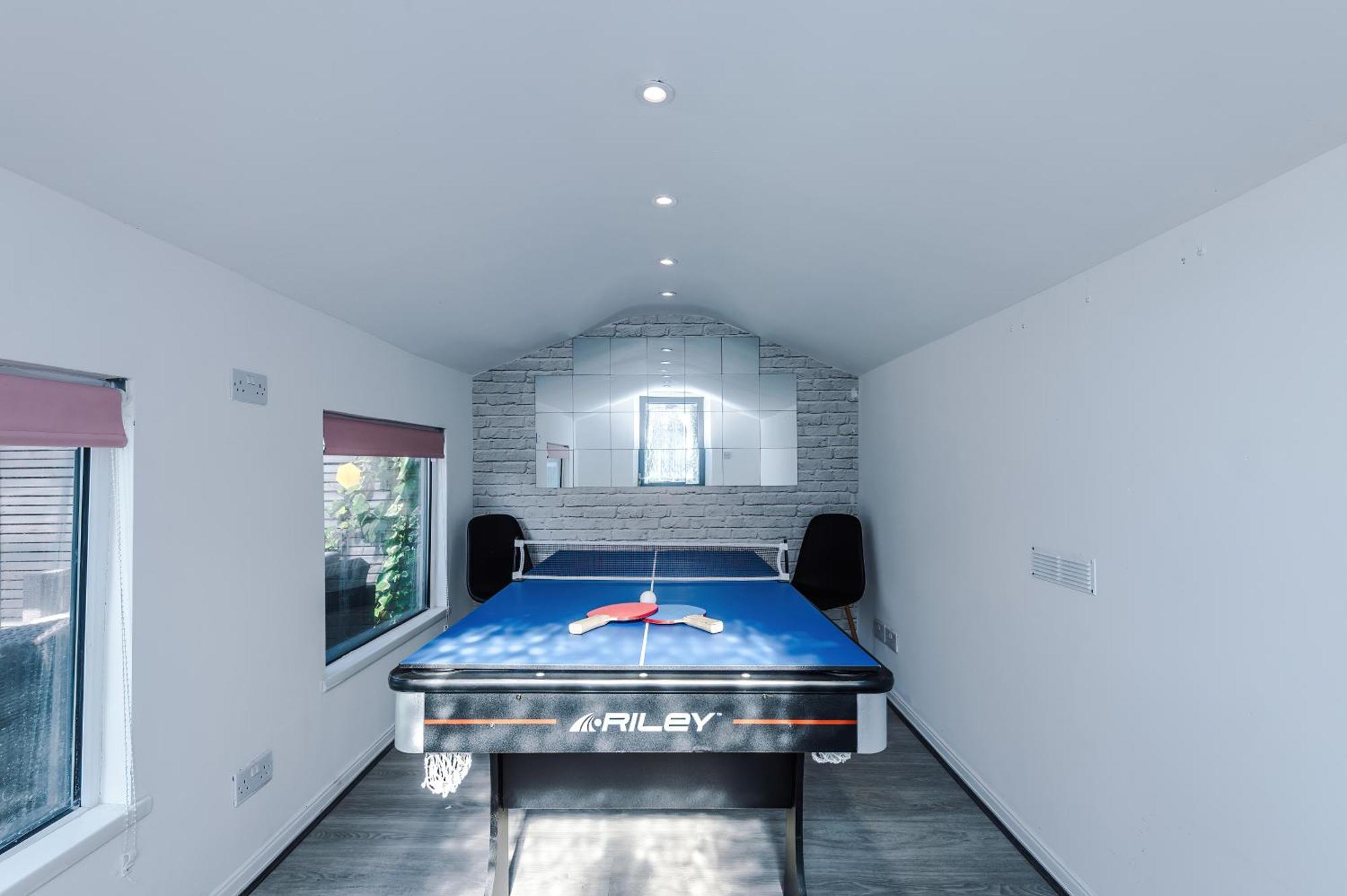 Stunning 3 Bedroom In Stretford, Game Room, Summer House, Smart Tv, Driveway *