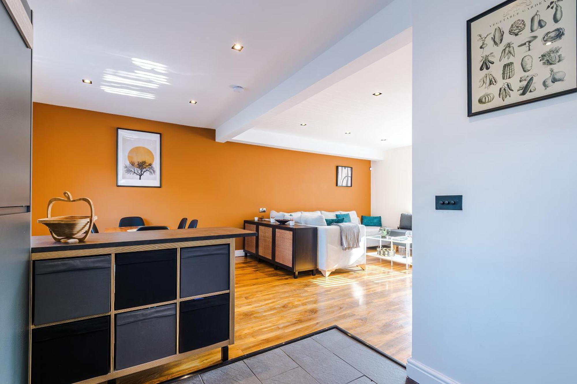 Stunning 3 Bedroom In Stretford, Game Room, Summer House, Smart Tv, Driveway Manchester