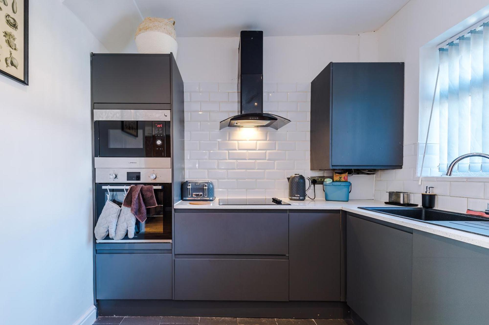 Stunning 3 Bedroom In Stretford, Game Room, Summer House, Smart Tv, Driveway Apartment Manchester