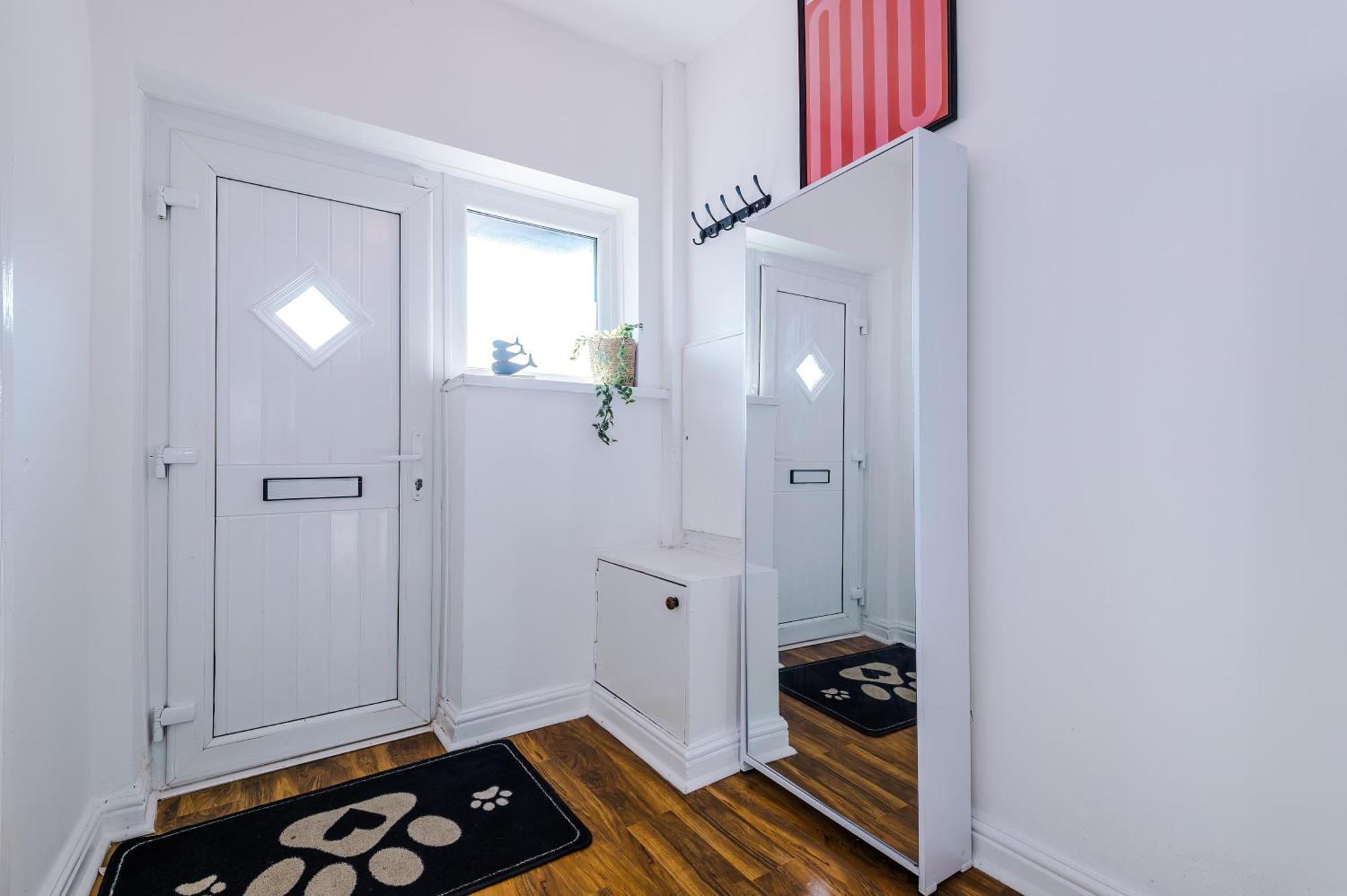 Stunning 3 Bedroom In Stretford, Game Room, Summer House, Smart Tv, Driveway *
