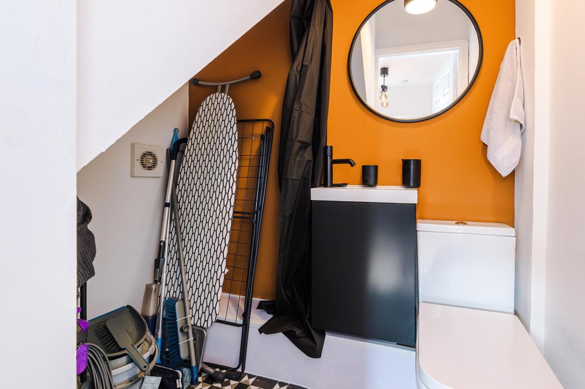 Stunning 3 Bedroom In Stretford, Game Room, Summer House, Smart Tv, Driveway Apartment