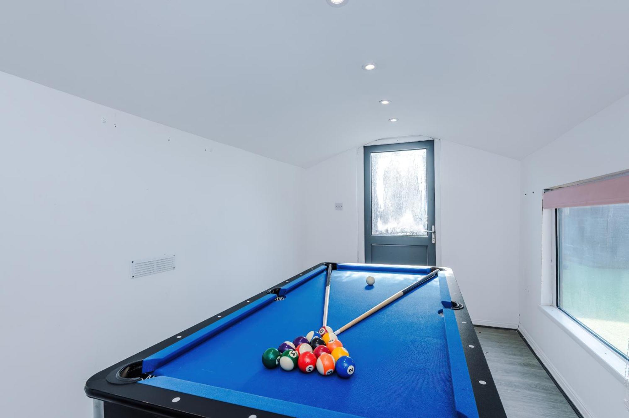 Apartment Stunning 3 Bedroom In Stretford, Game Room, Summer House, Smart Tv, Driveway