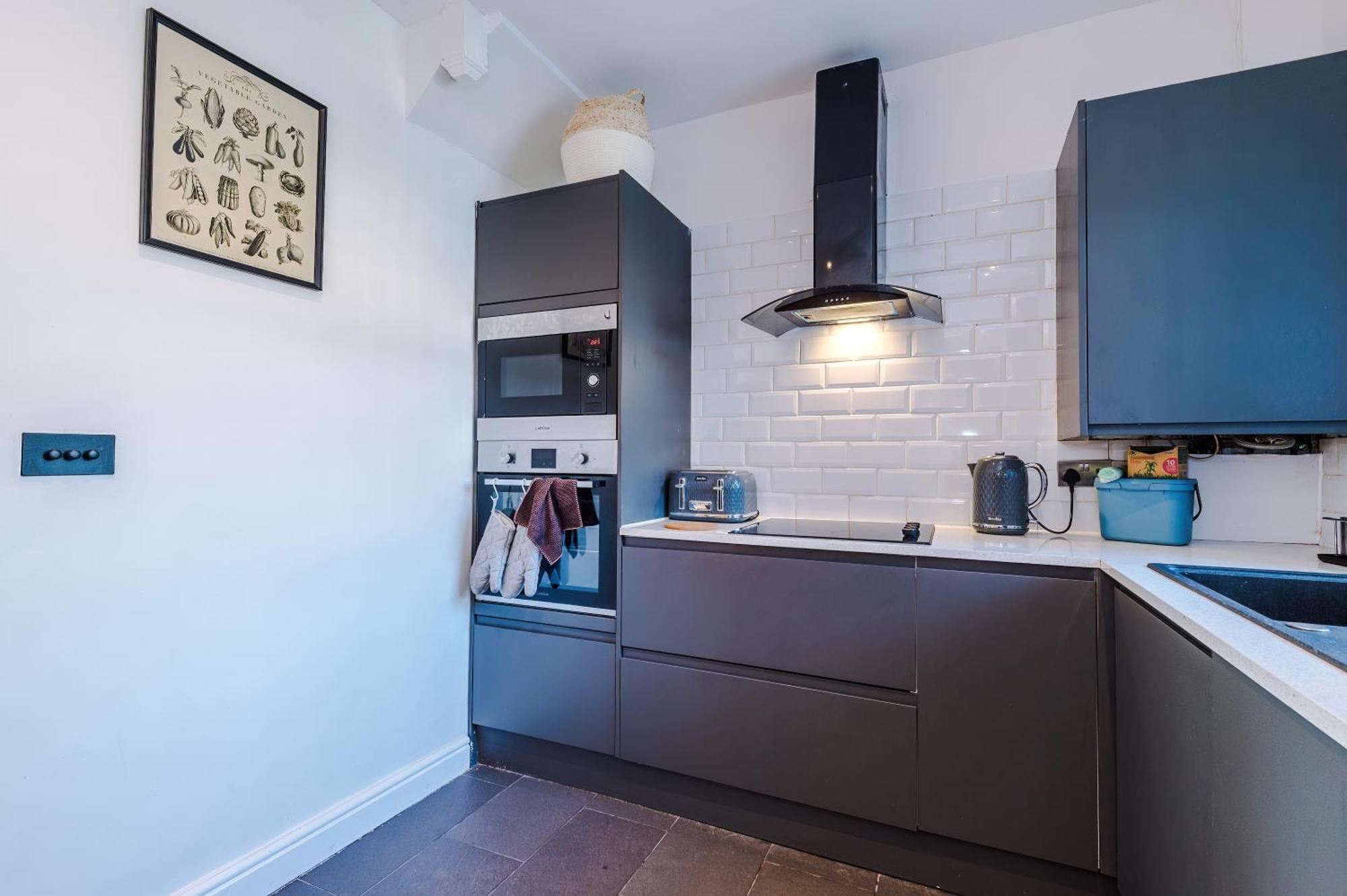 Stunning 3 Bedroom In Stretford, Game Room, Summer House, Smart Tv, Driveway Apartment Manchester