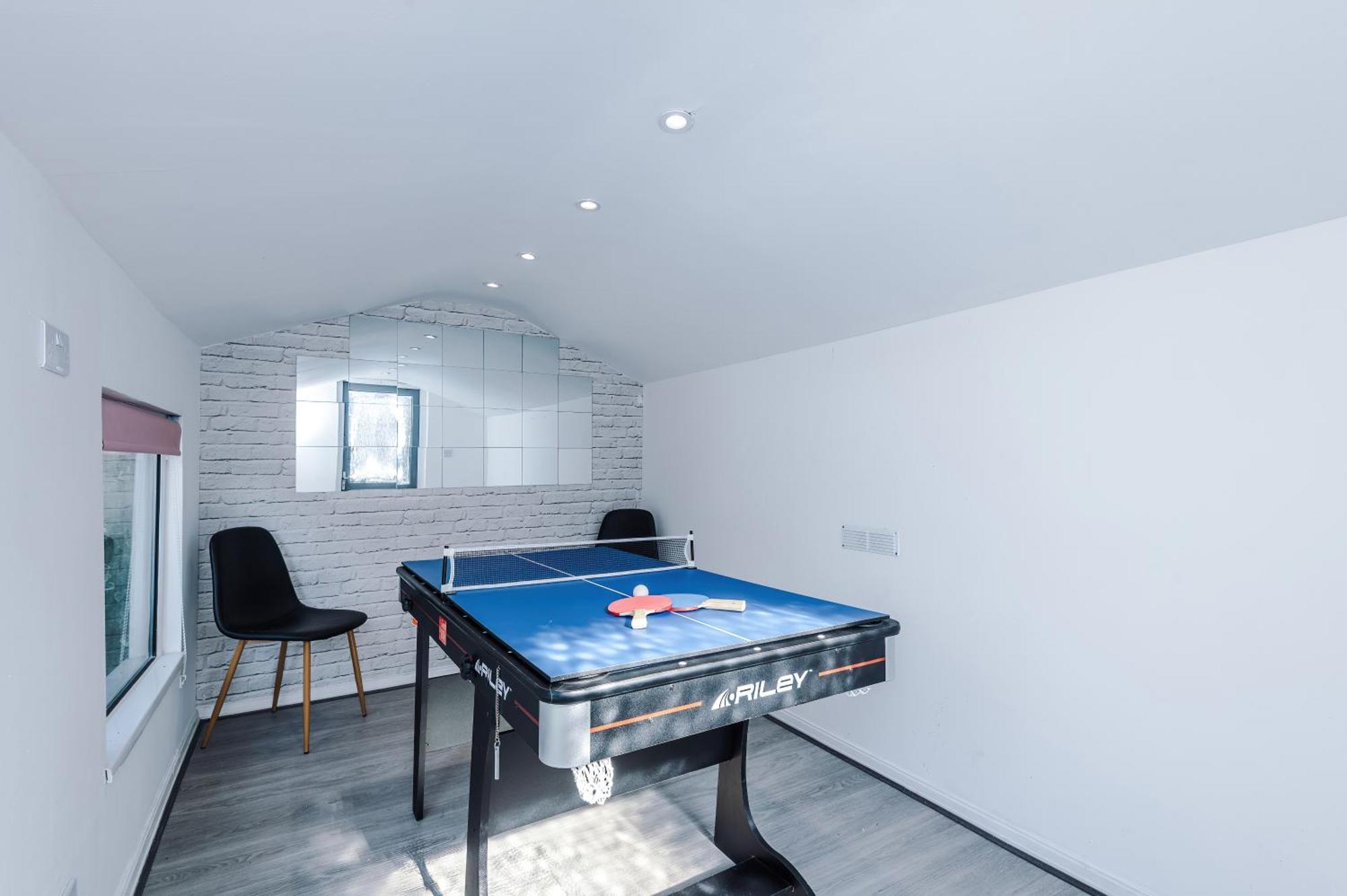 Stunning 3 Bedroom In Stretford, Game Room, Summer House, Smart Tv, Driveway * Manchester