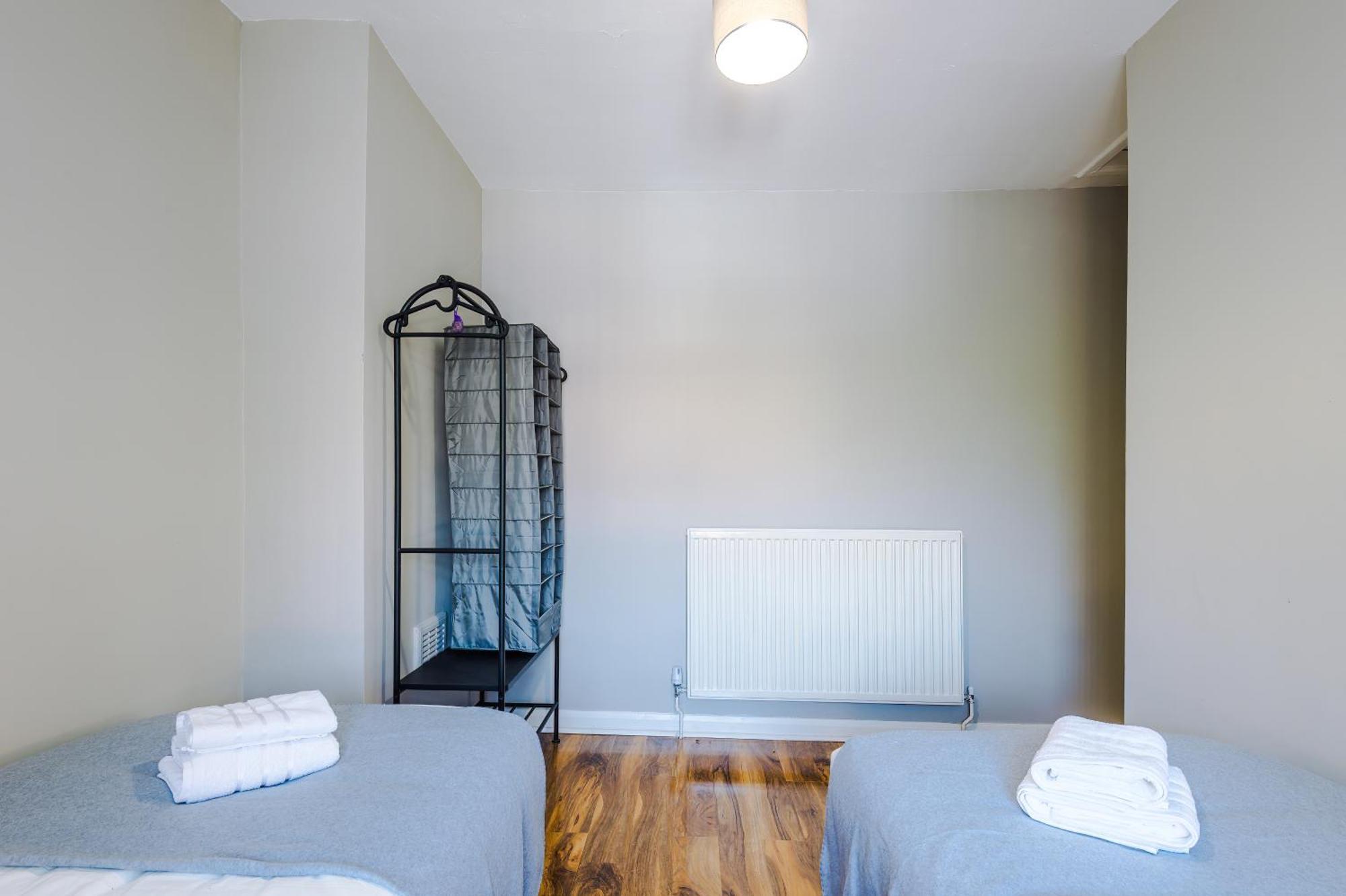 Apartment Stunning 3 Bedroom In Stretford, Game Room, Summer House, Smart Tv, Driveway *