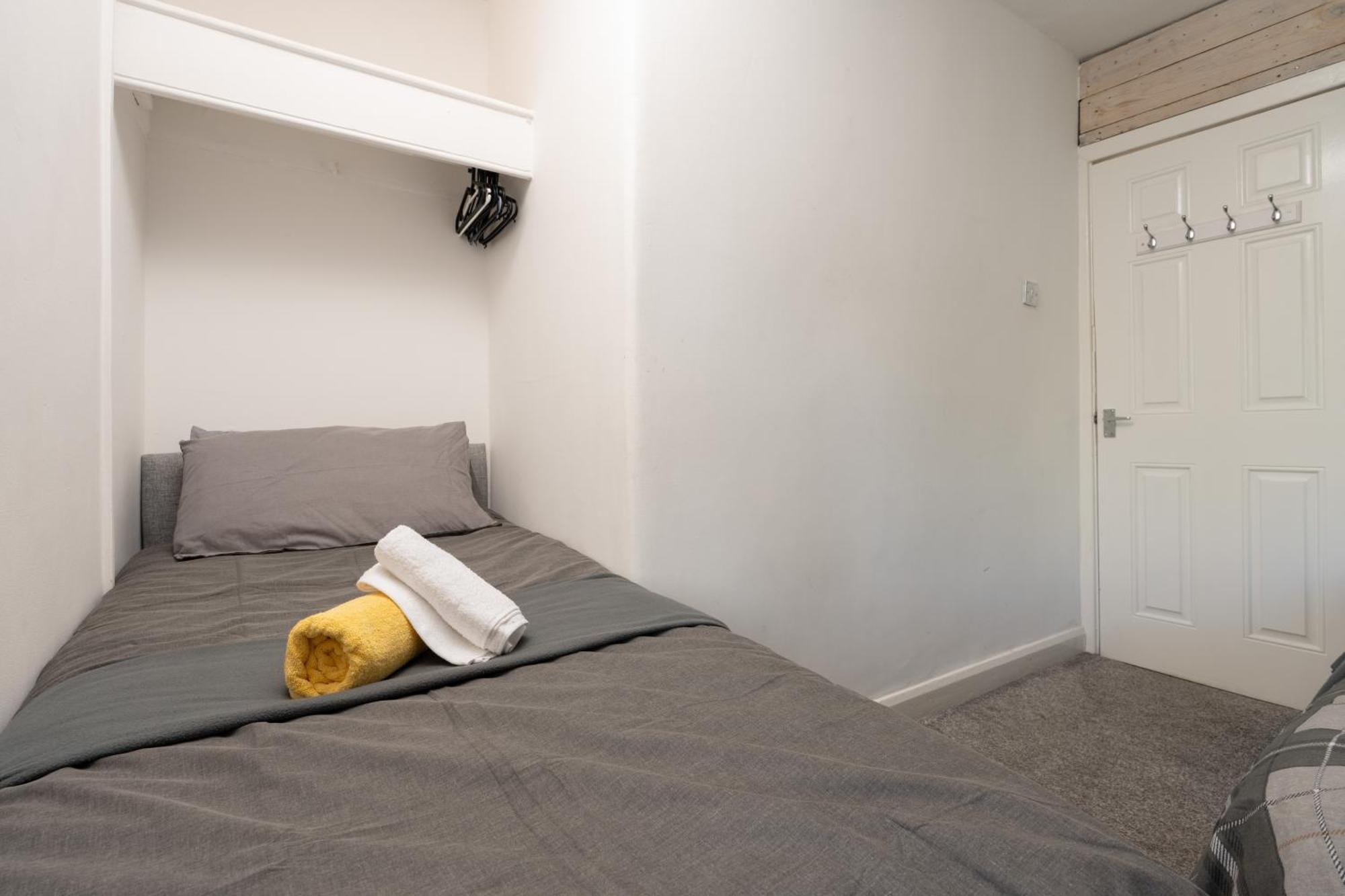 Long 3br House With Parking Holiday home Manchester