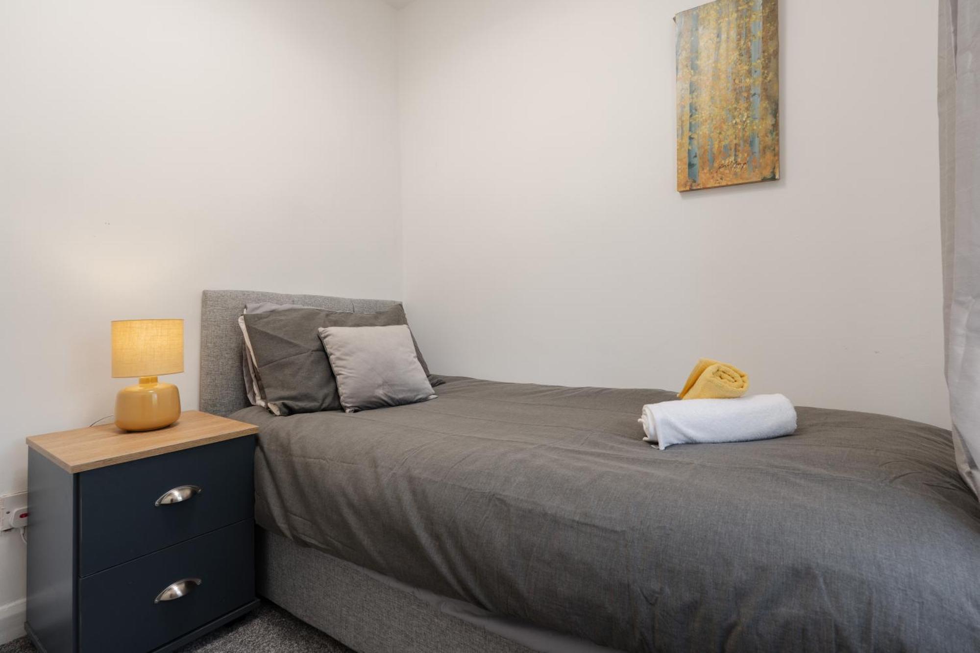 Long 3br House With Parking Manchester