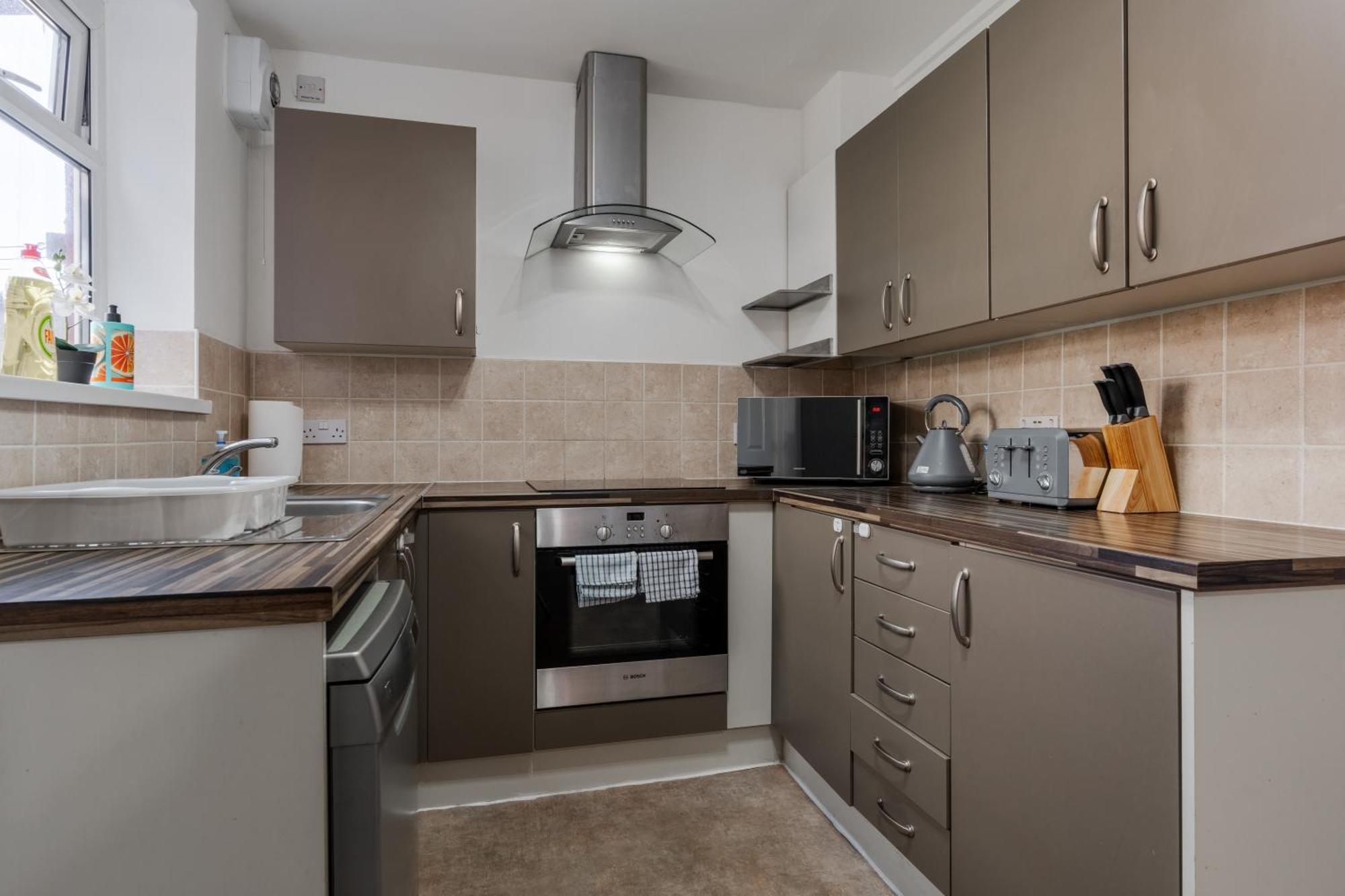 Long 3br House With Parking Holiday home Manchester