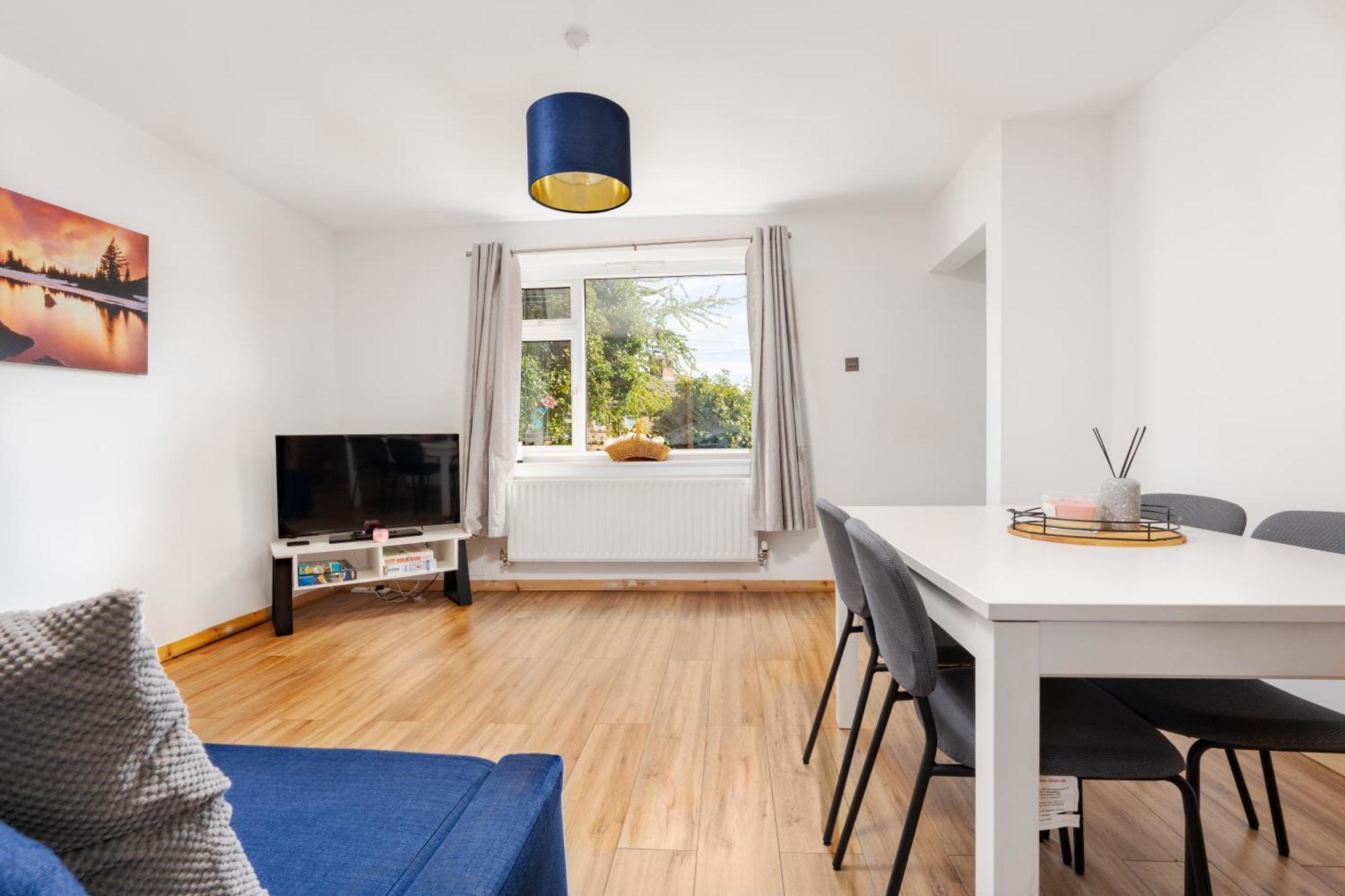 Long 3br House With Parking *