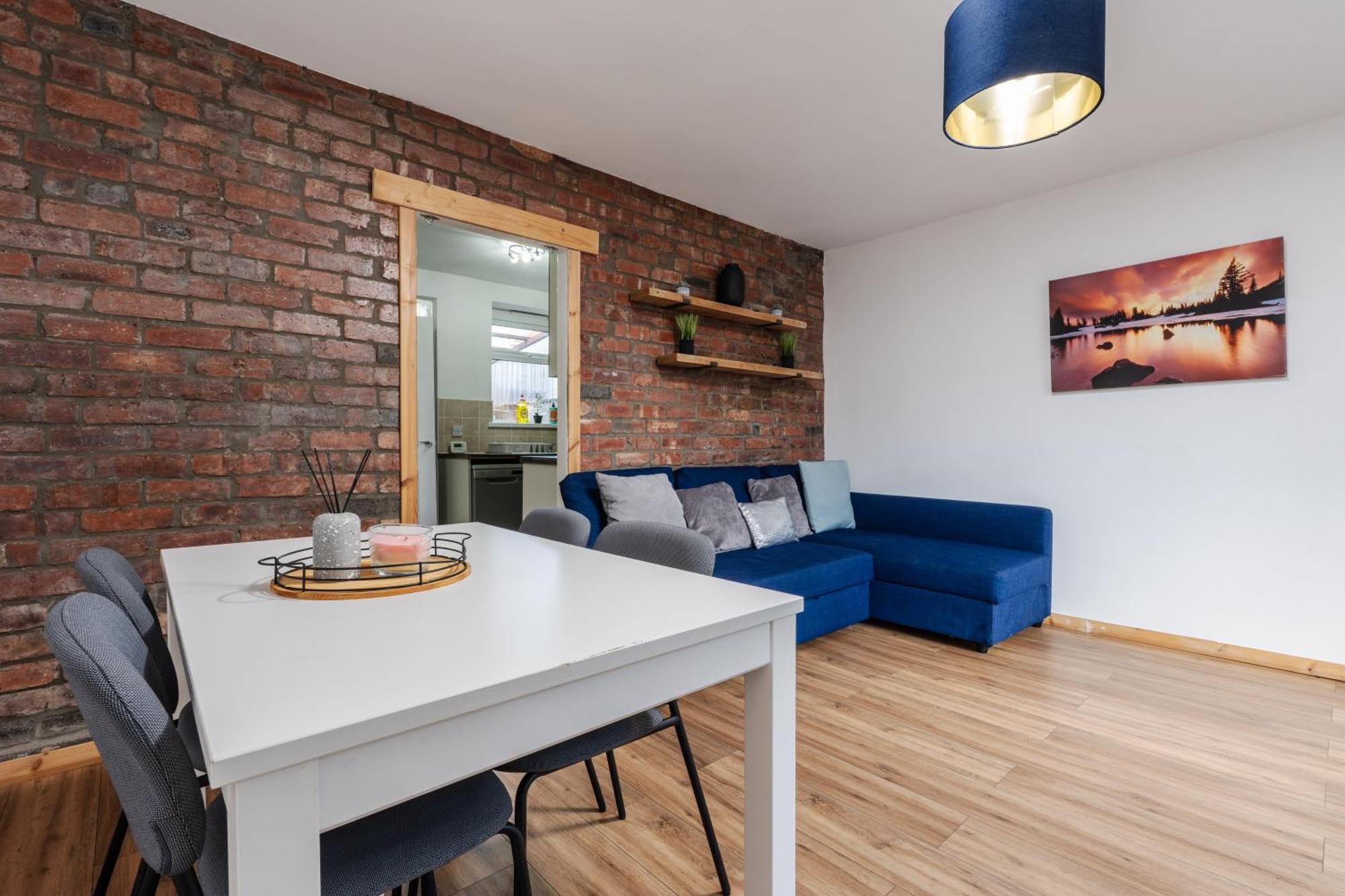 Long 3br House With Parking Manchester
