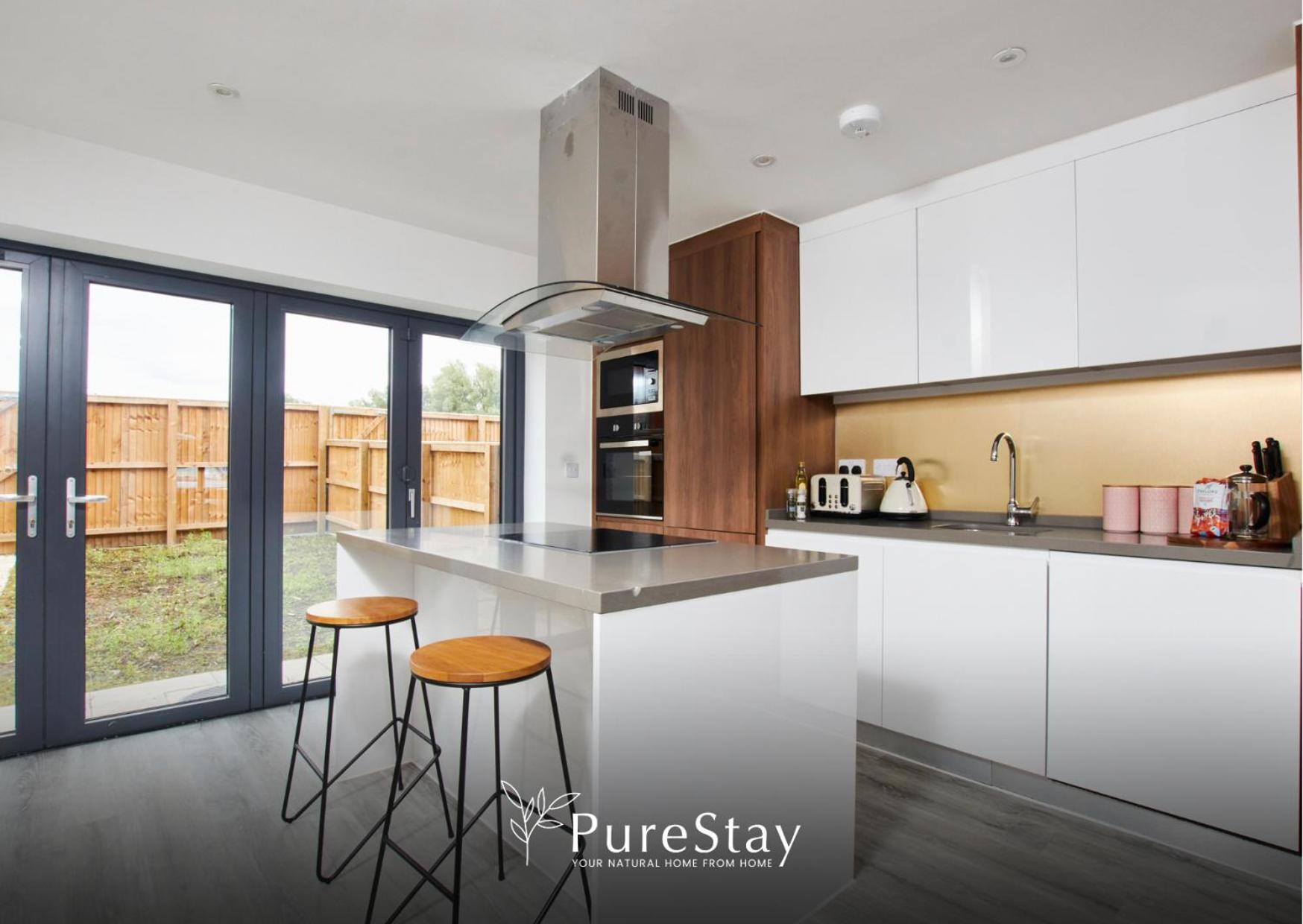 Purestay Manchester: 5-bedroom Business Haven Holiday home