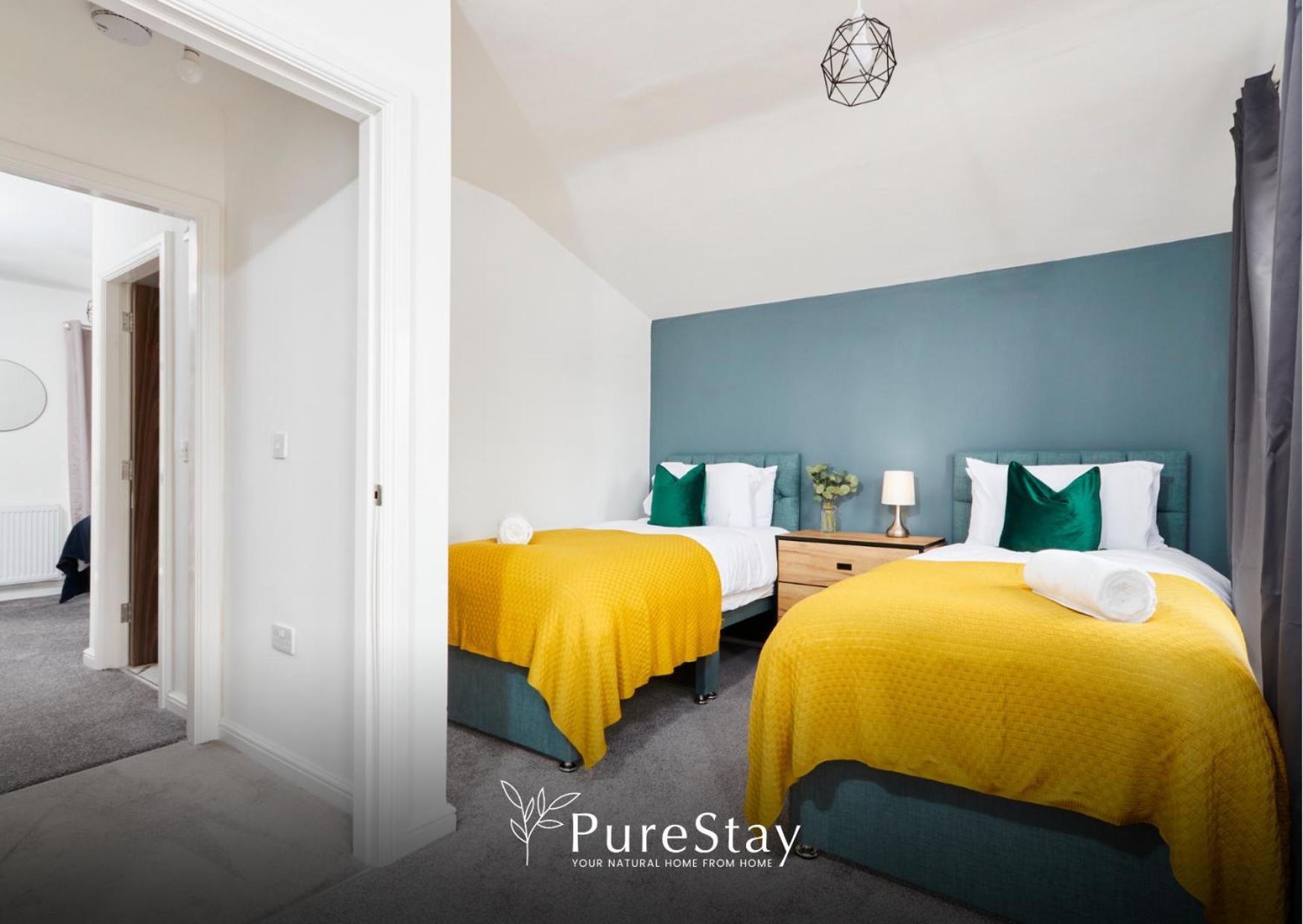 Holiday home Stunning 5 Bed House With Parking By Purestay Short Lets & Serviced