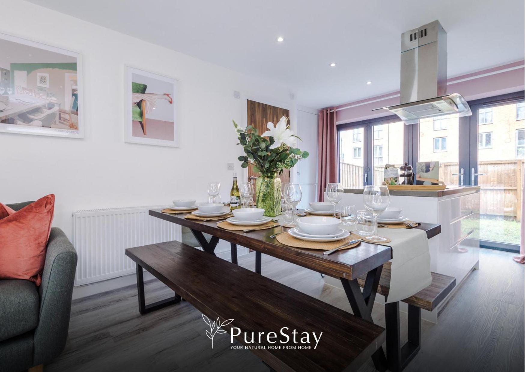 Purestay Manchester: Five-bedroom House With Free Parking