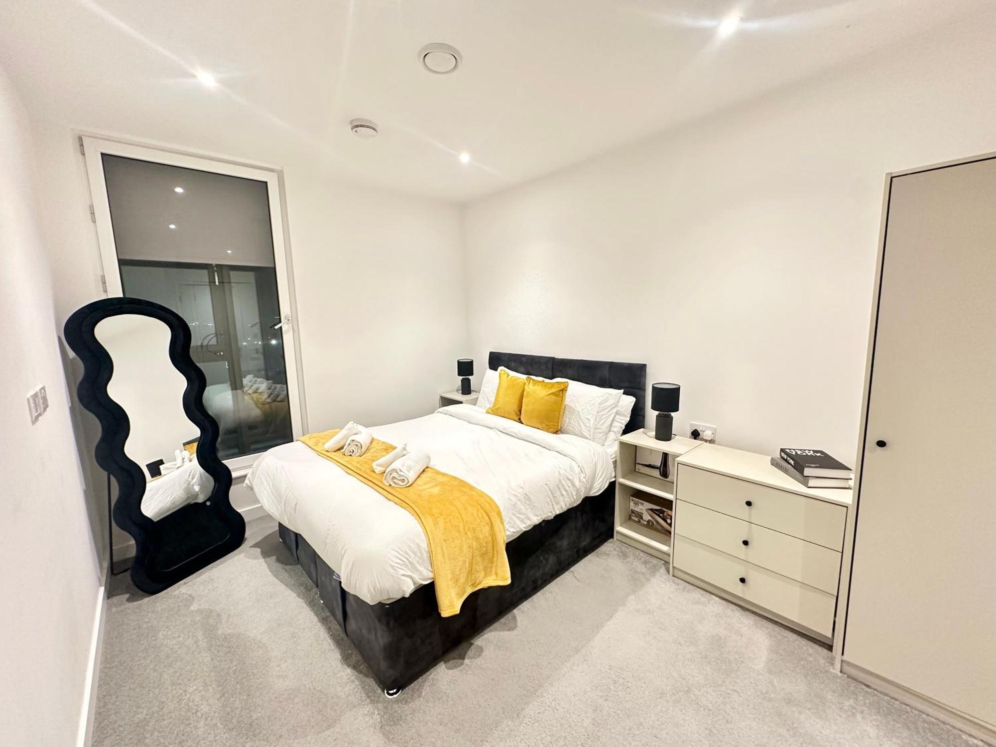 Apartment Spacious By Avalora Short Lets & Serviced Old Trafford With Free Wi-fi, Mcr Stadium, Sleeps 6 Manchester