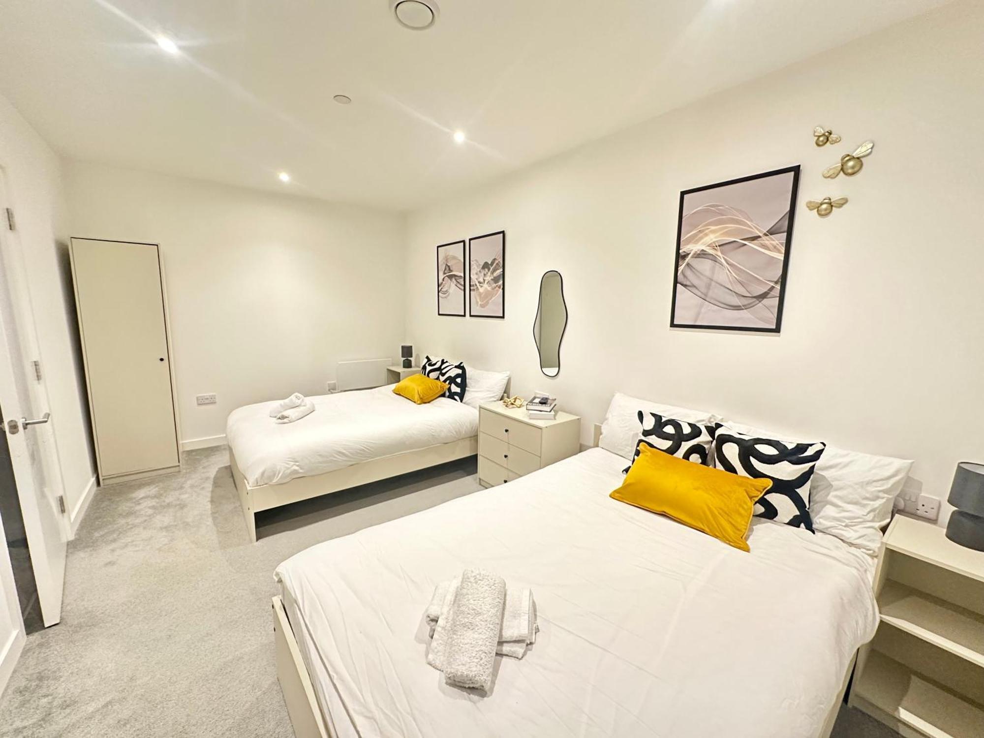 Spacious By Avalora Short Lets & Serviced Old Trafford With Free Wi-fi, Mcr Stadium, Sleeps 6