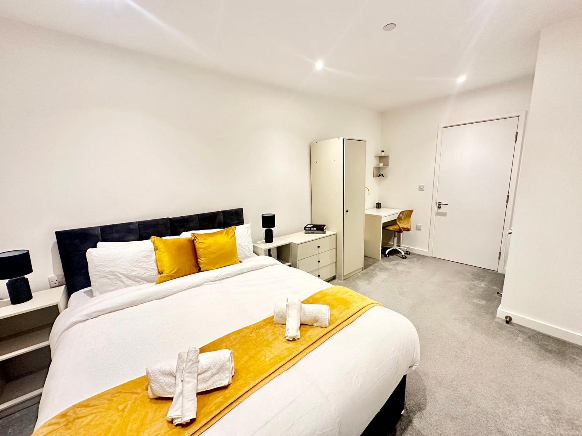 Apartment Spacious By Avalora Short Lets & Serviced Old Trafford With Free Wi-fi, Mcr Stadium, Sleeps 6 Manchester