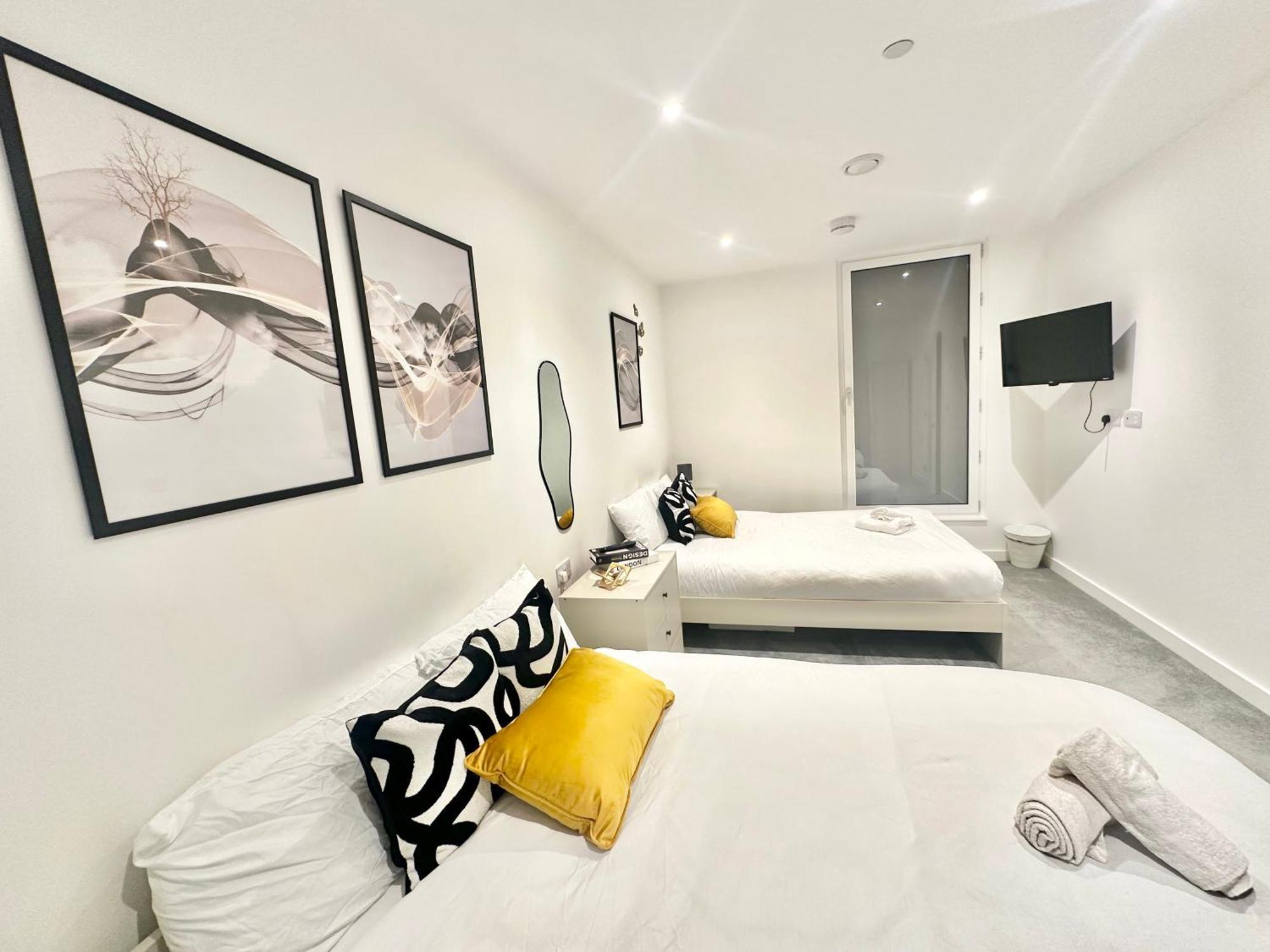 Spacious By Avalora Short Lets & Serviced Old Trafford With Free Wi-fi, Mcr Stadium, Sleeps 6