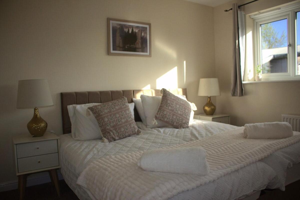 Hub - 2br With Free Parking, Near Airport & Attractions *