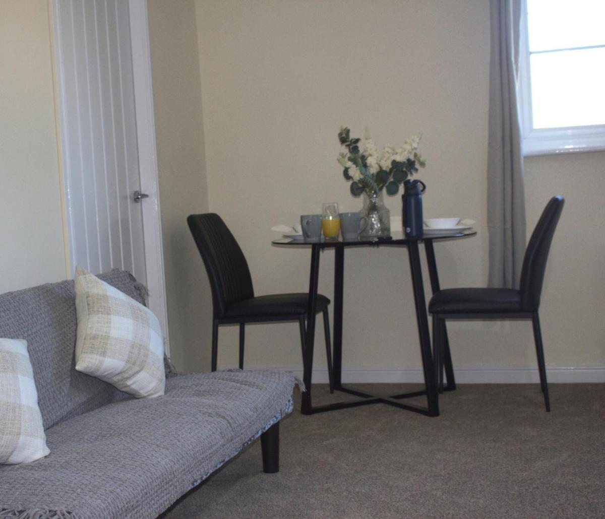 Holiday home Hub - 2br With Free Parking, Near Airport & Attractions *
