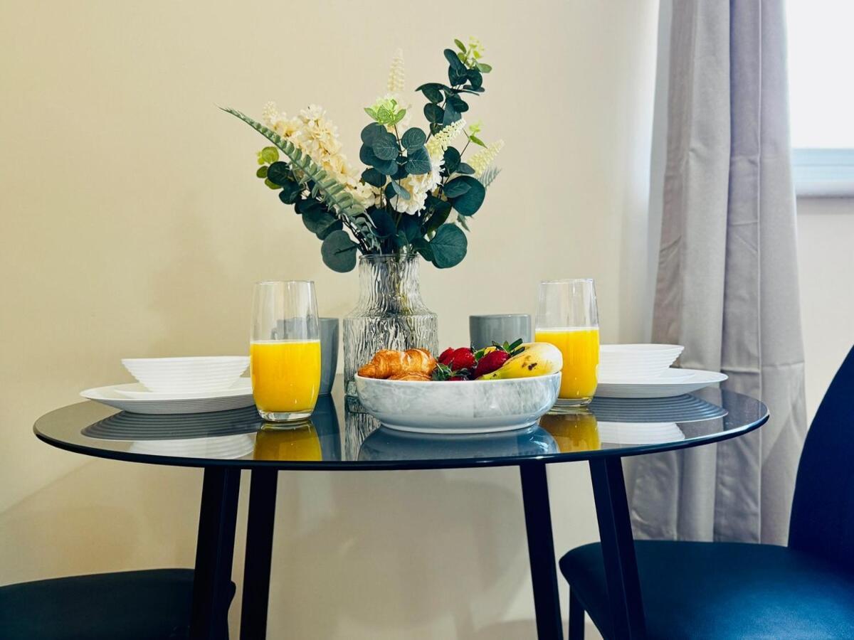 Holiday home Hub - 2br With Free Parking, Near Airport & Attractions *