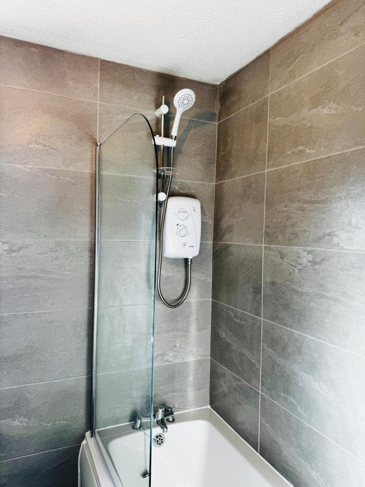 Holiday home Hub - 2br With Free Parking, Near Airport & Attractions