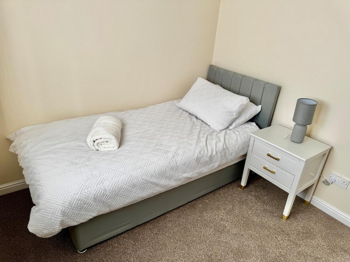 Holiday home Hub - 2br With Free Parking, Near Airport & Attractions