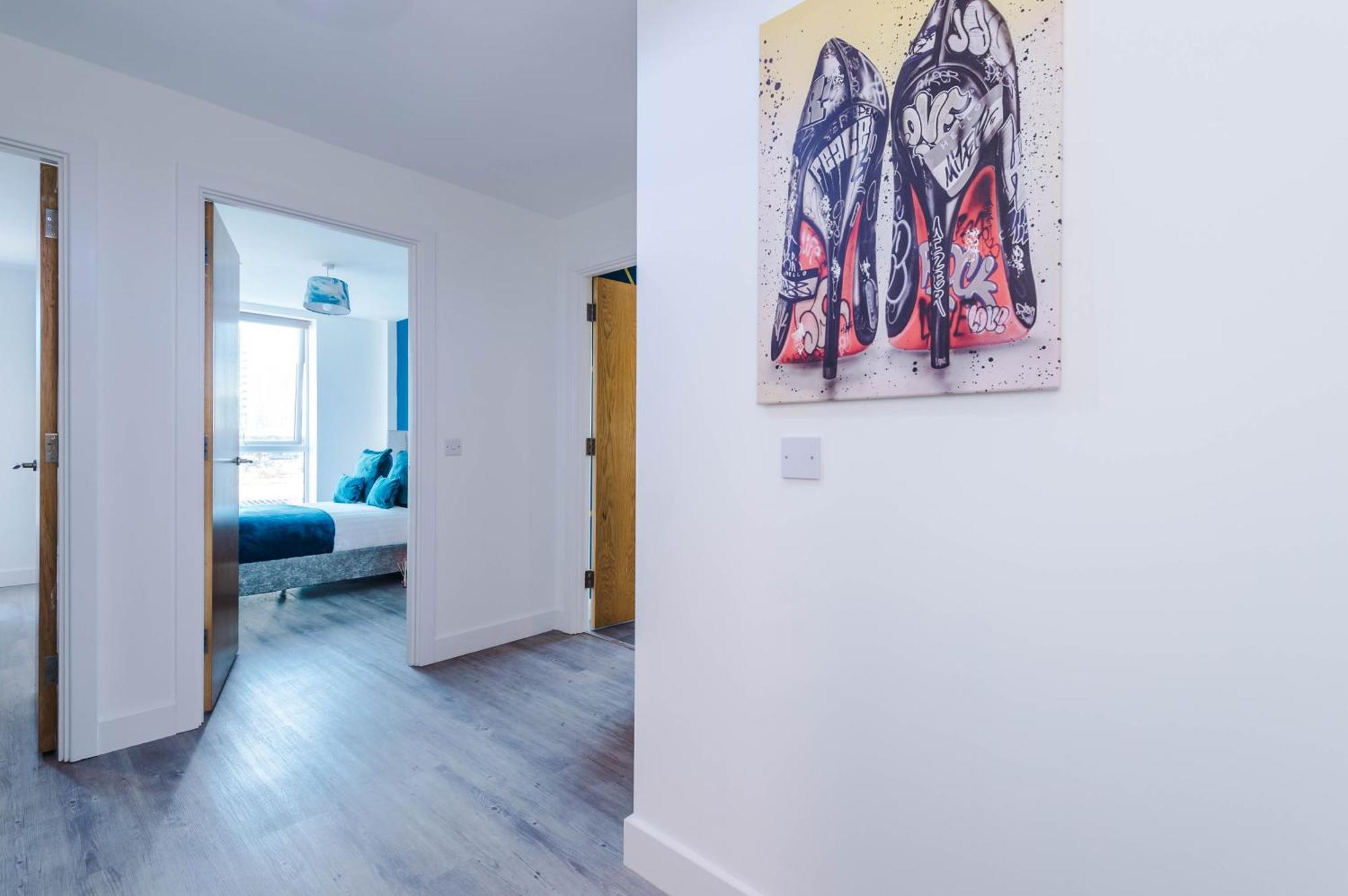 Lux Livin' - Luxury 5 Bed Centre Apartment