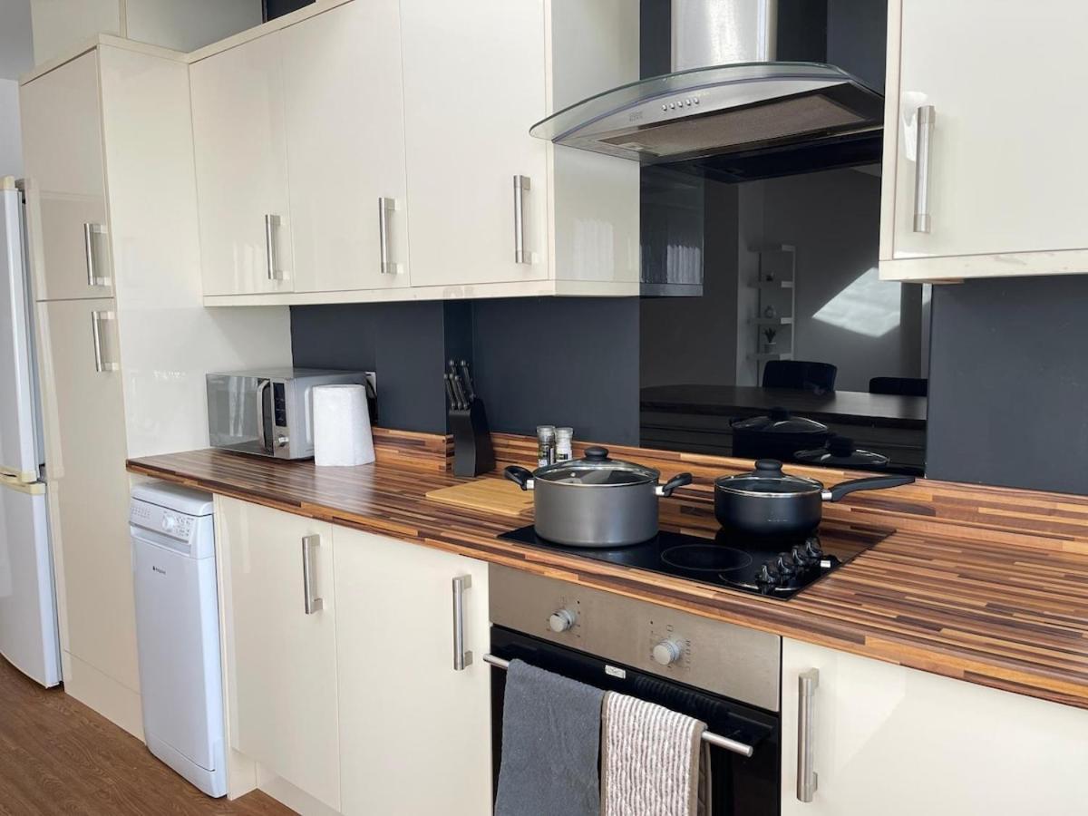Spacious 3 Bed With Driveway *