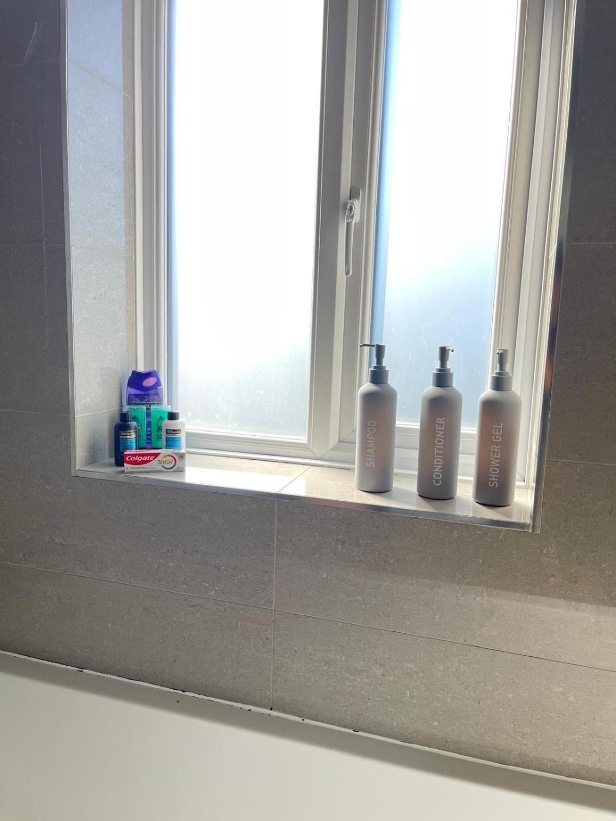 Spacious 3 Bed With Driveway * Manchester
